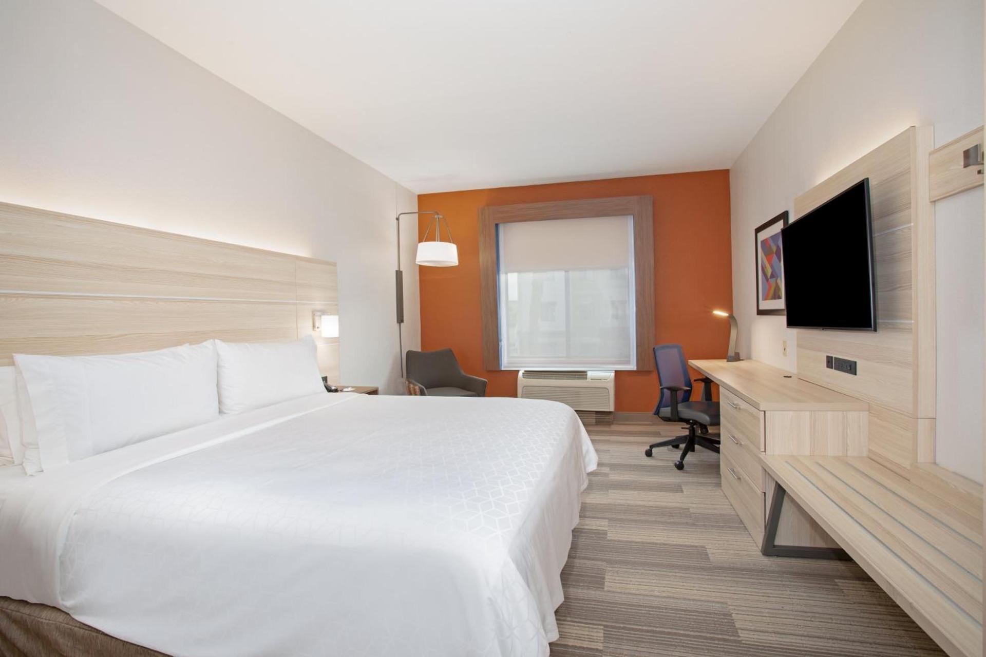 Holiday Inn Express & Suites Phoenix Glendale Dist by IHG photo 55