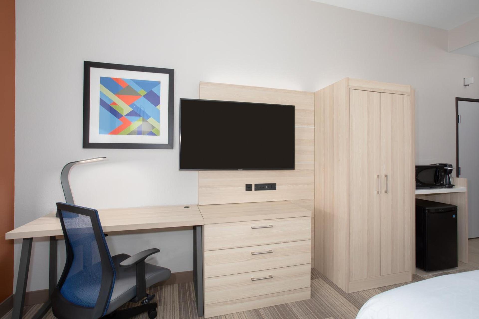 Holiday Inn Express & Suites Phoenix Glendale Dist by IHG photo 60