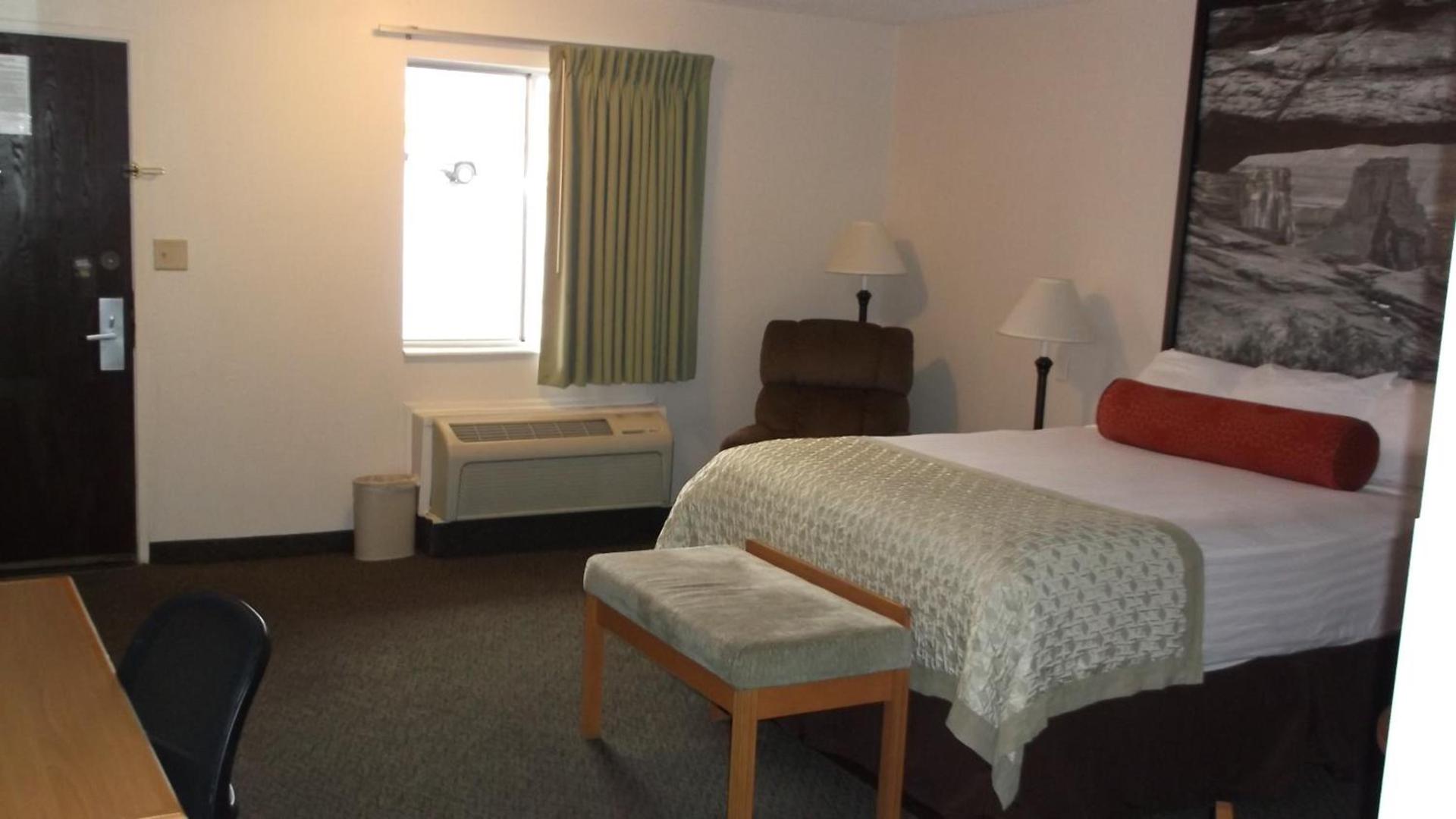 Super 8 by Wyndham Salina/Scenic Hills Area photo 13