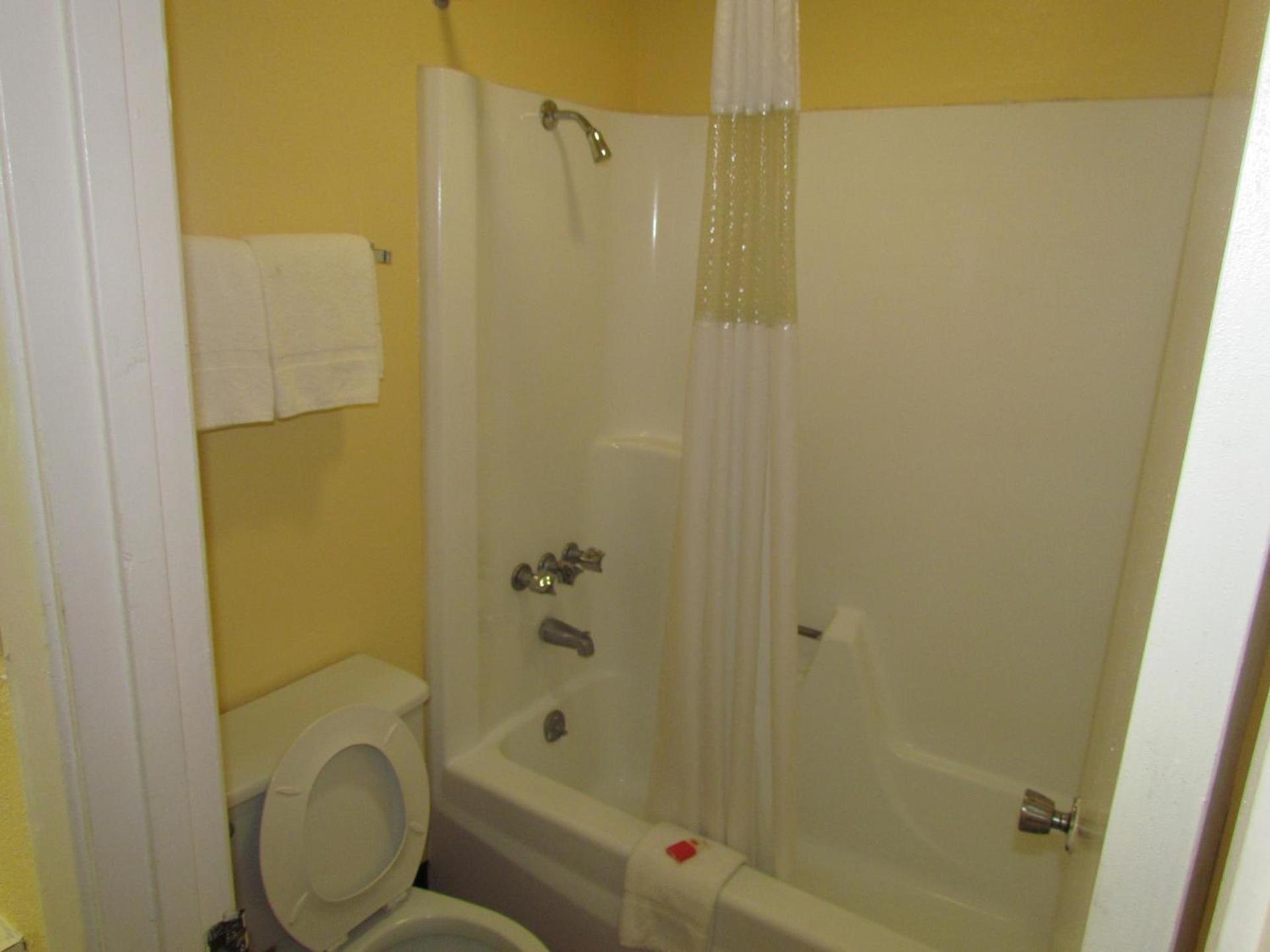 Red Carpet Inn - Augusta photo 26