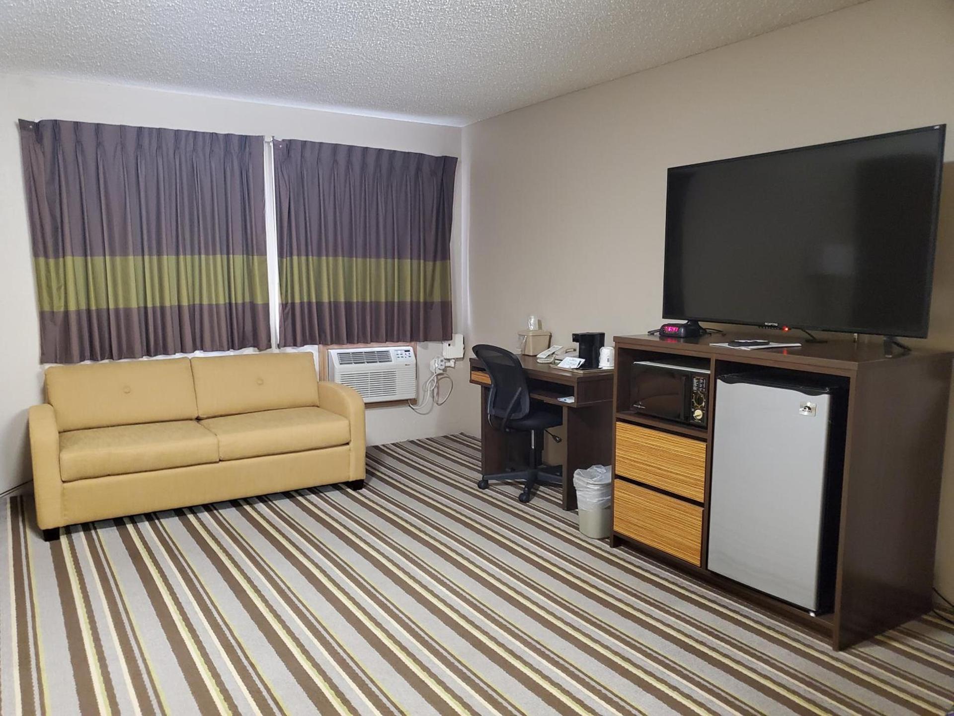 Super 8 by Wyndham Blue Earth photo 42