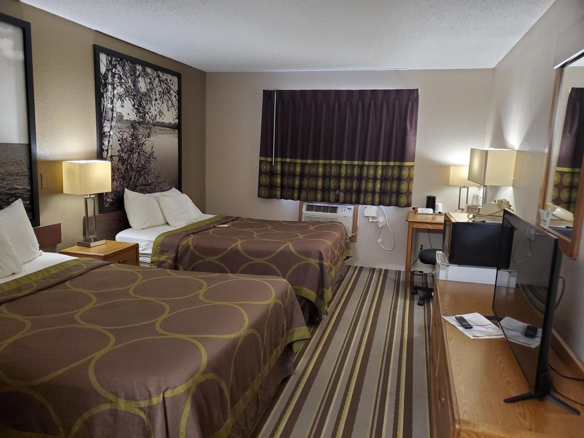 Super 8 by Wyndham Blue Earth photo 39