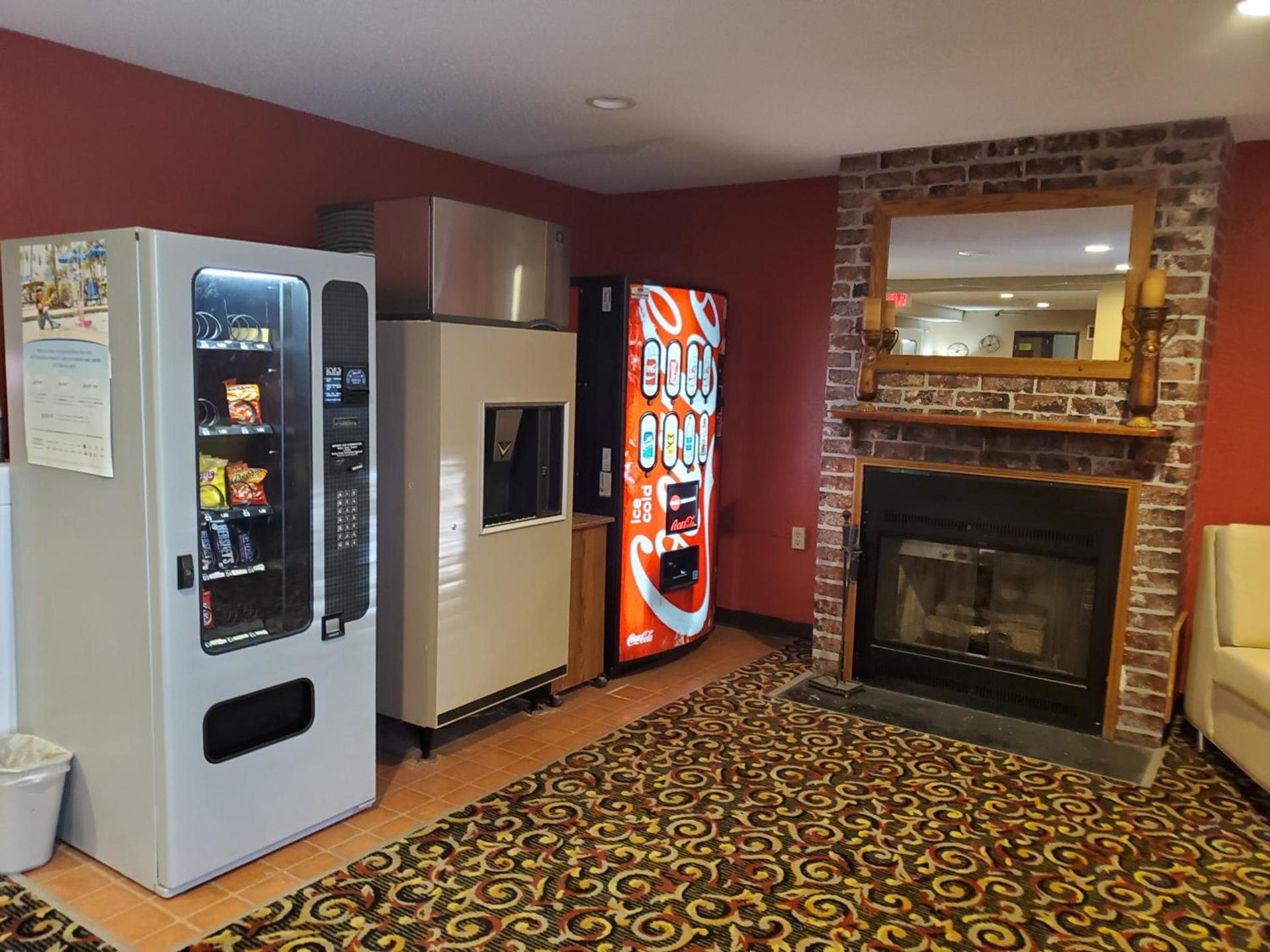Super 8 by Wyndham Blue Earth photo 38