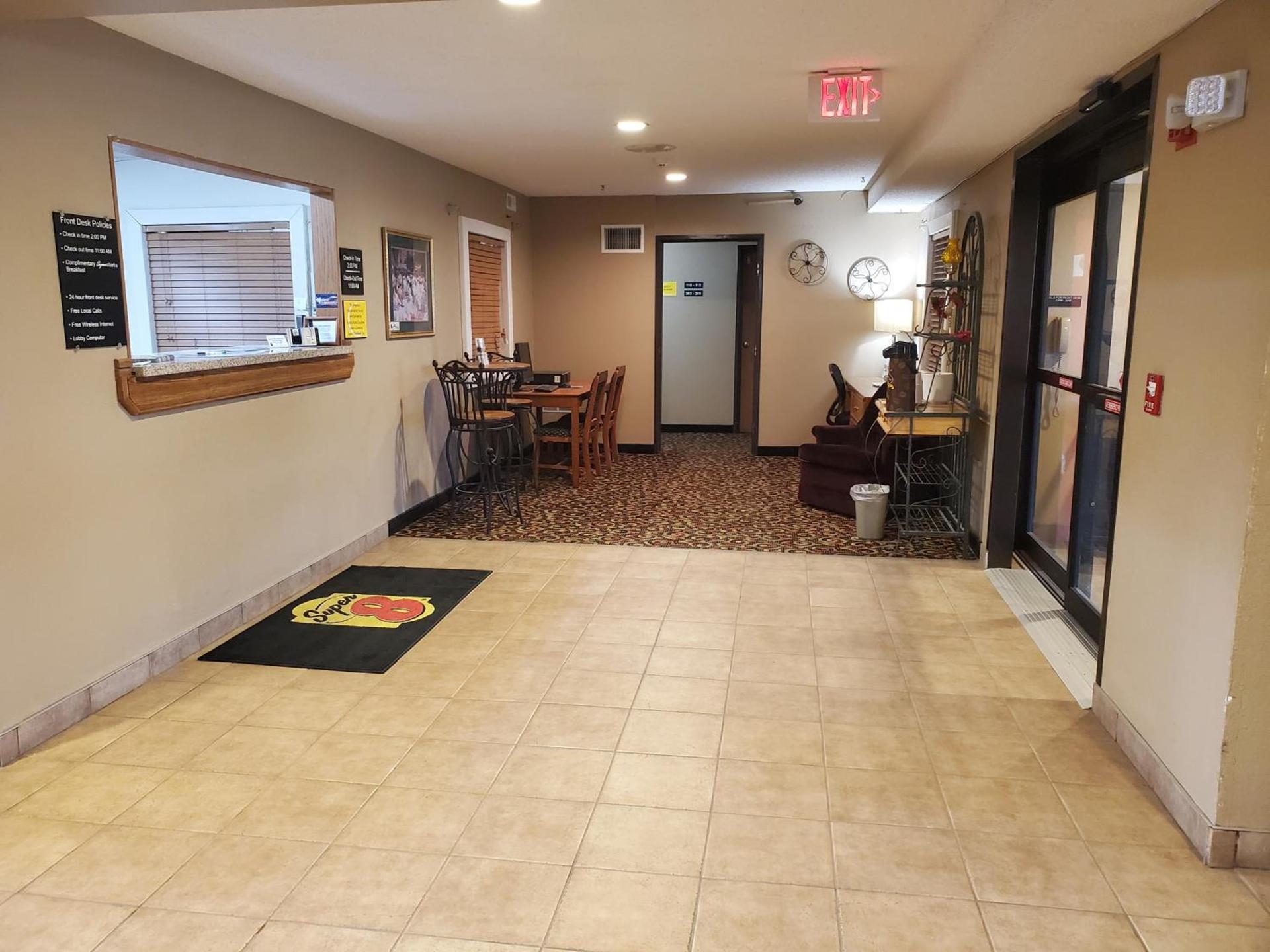 Super 8 by Wyndham Blue Earth photo 35