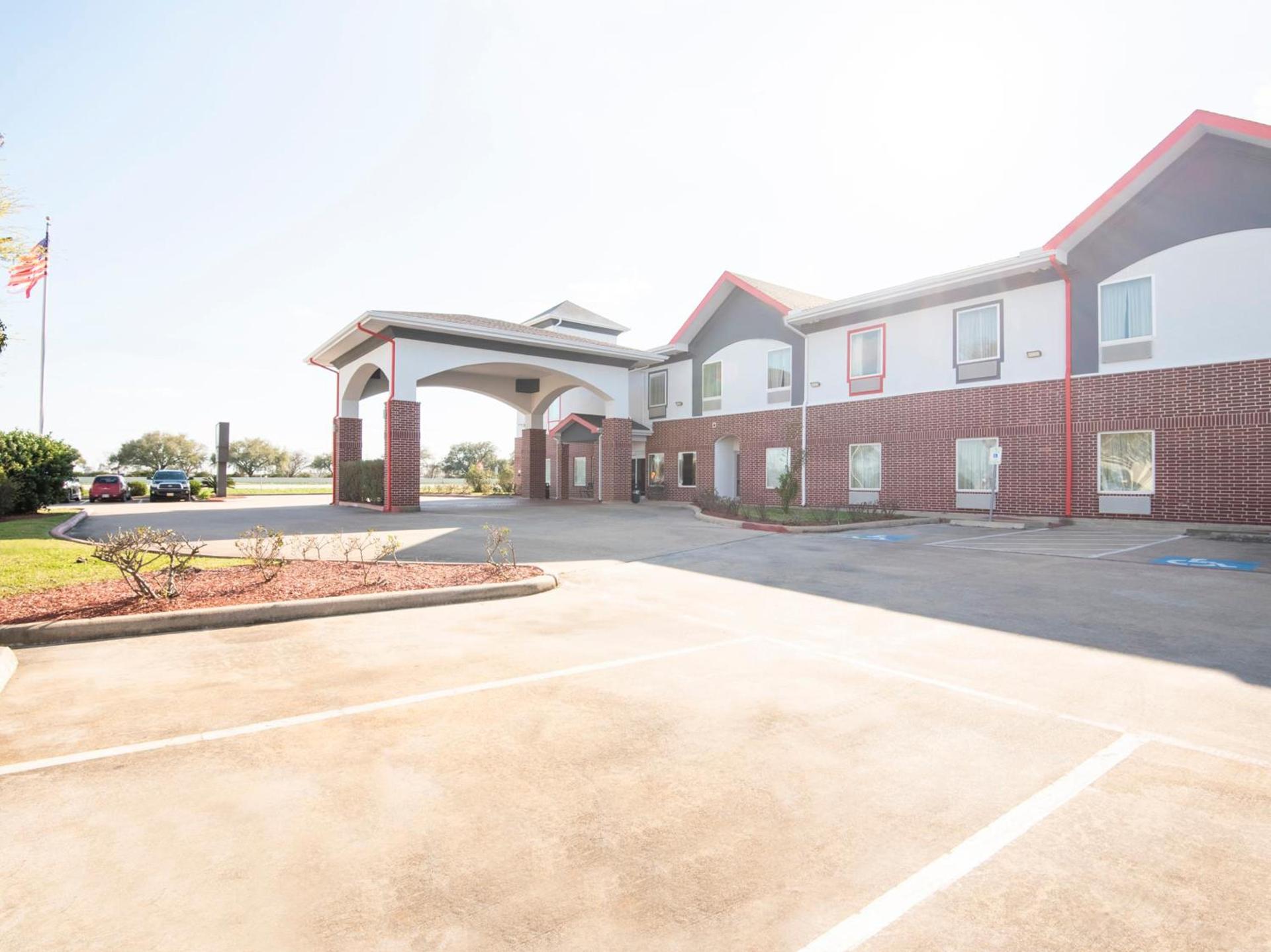 OYO Townhouse Clute Lake Jackson photo 11