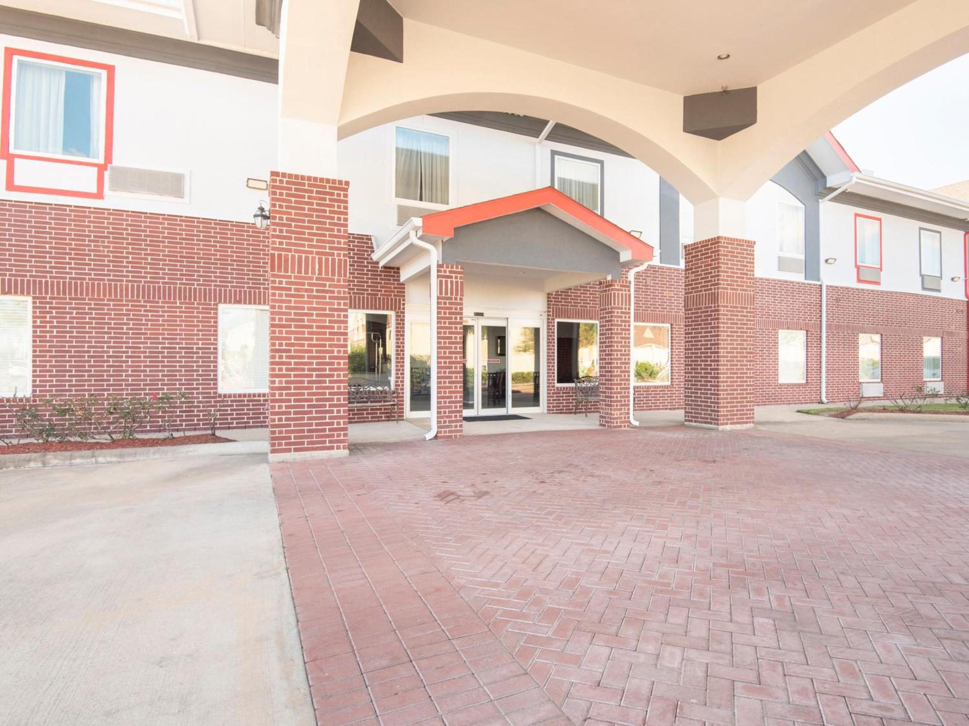 OYO Townhouse Clute Lake Jackson photo 10