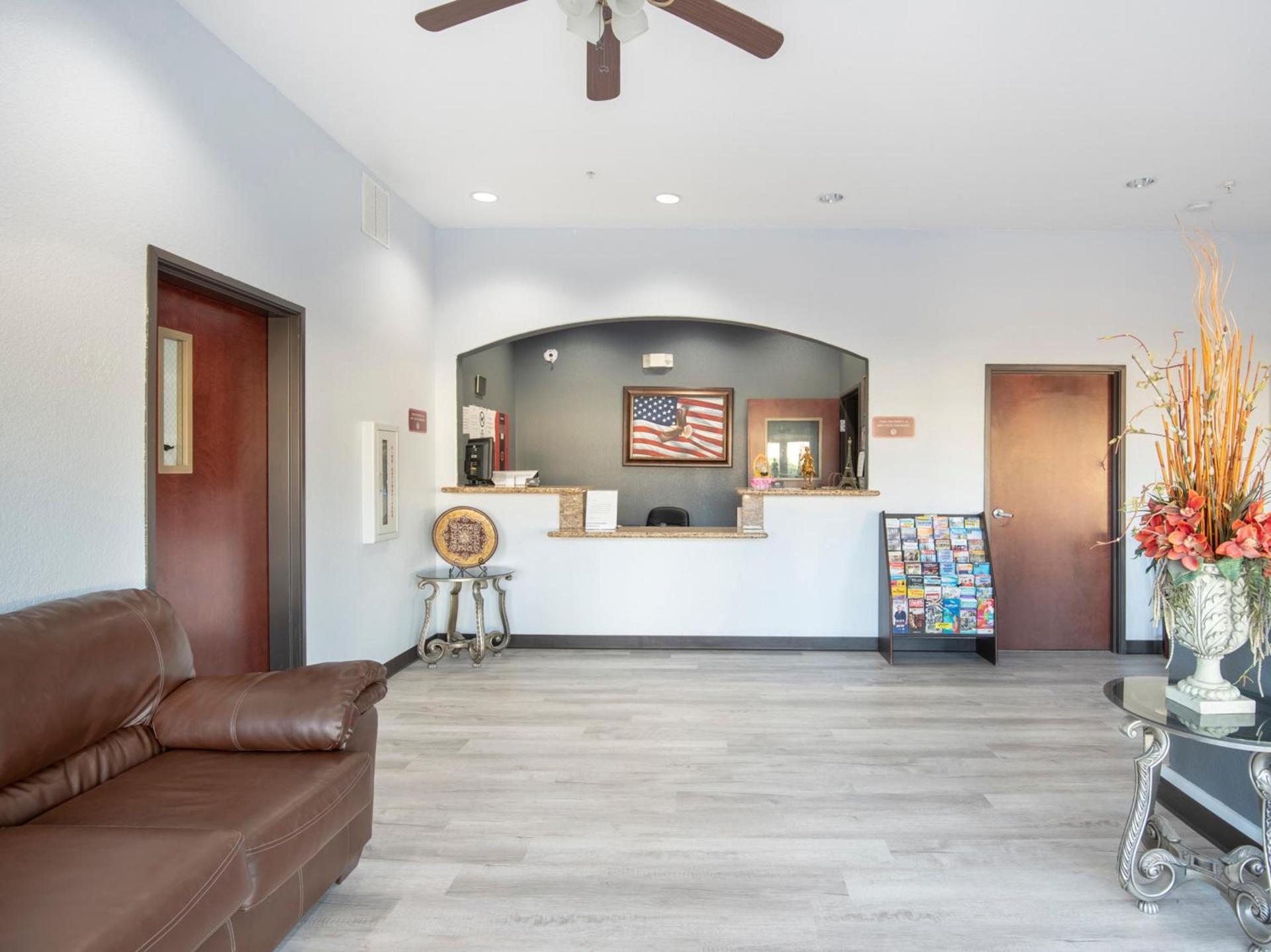 OYO Townhouse Clute Lake Jackson photo 31