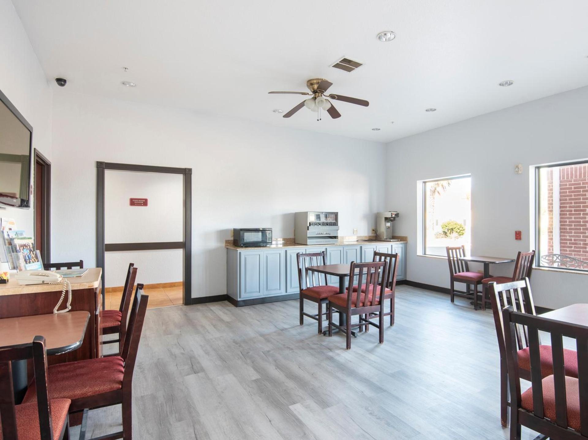 OYO Townhouse Clute Lake Jackson photo 42