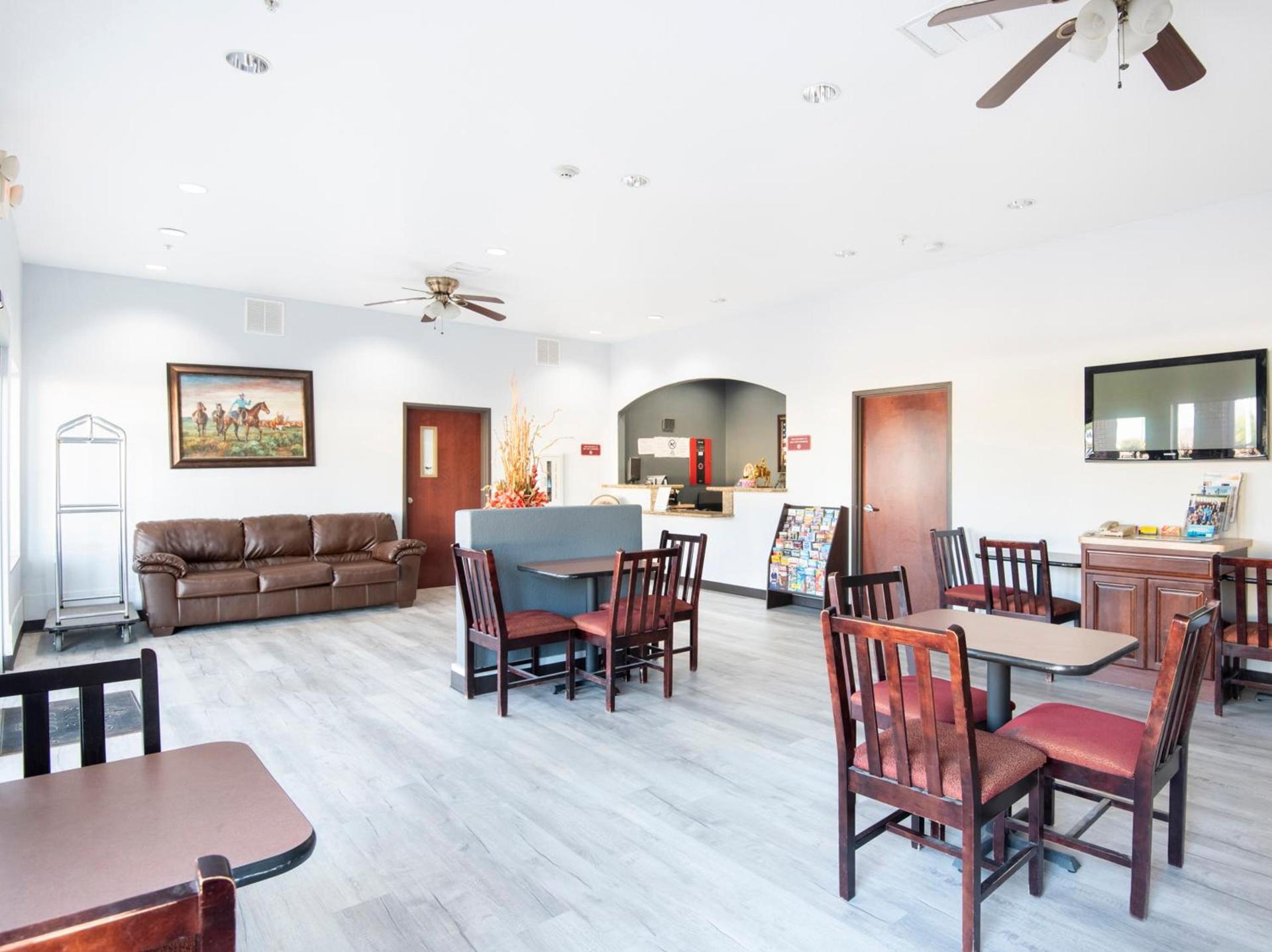 OYO Townhouse Clute Lake Jackson photo 45