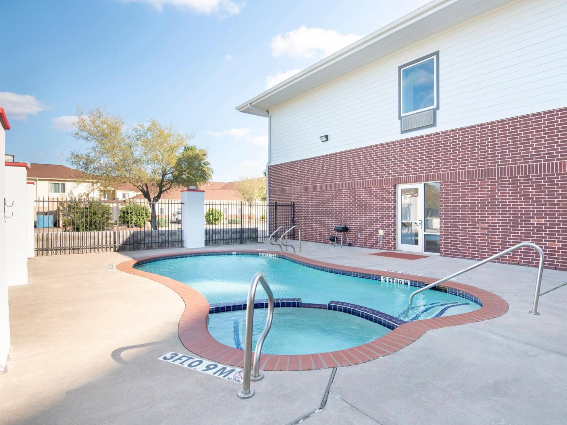 OYO Townhouse Clute Lake Jackson photo 2