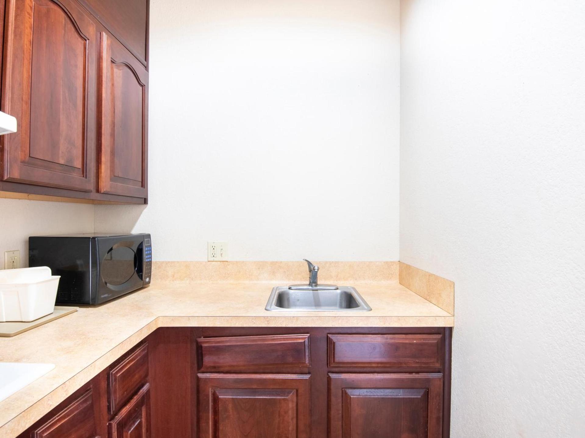 OYO Townhouse Clute Lake Jackson photo 30