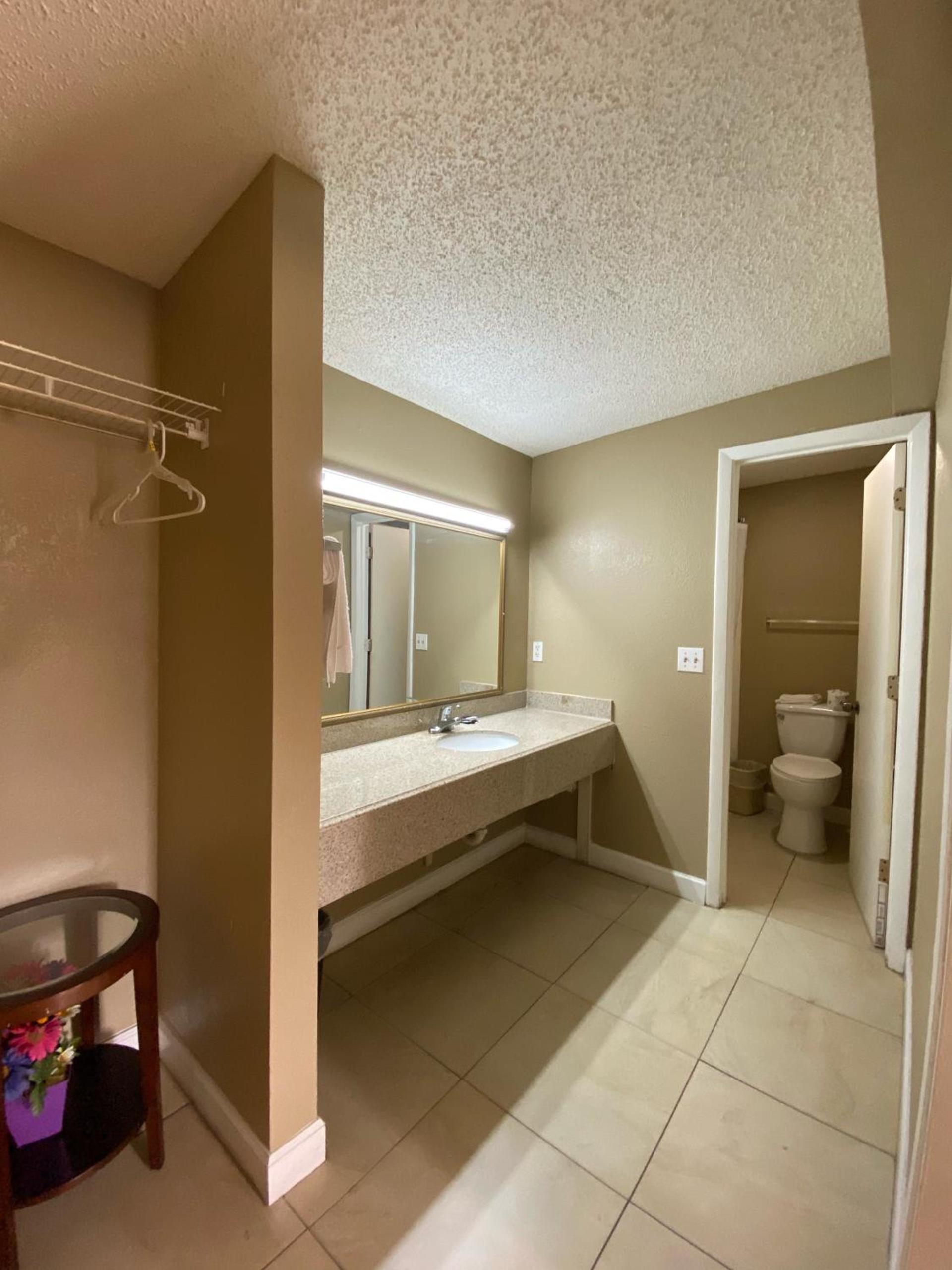 Economy Inn photo 20