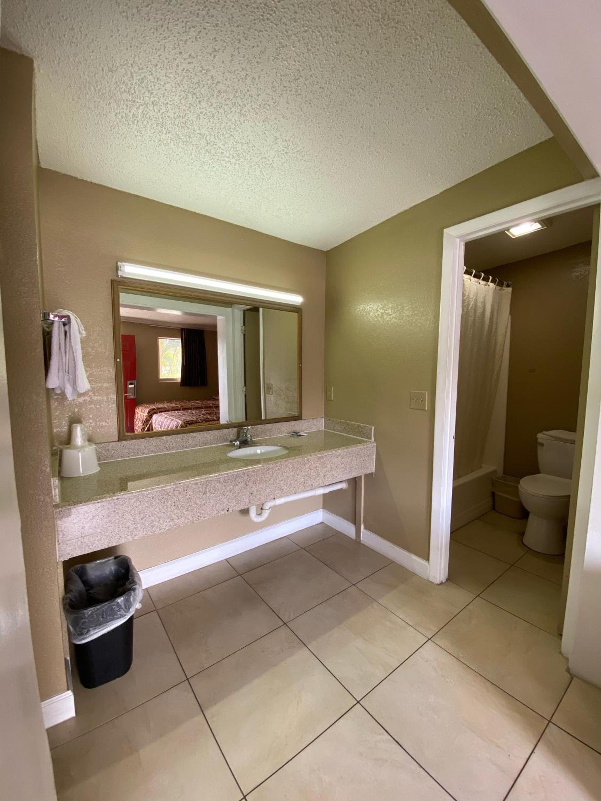 Economy Inn photo 17