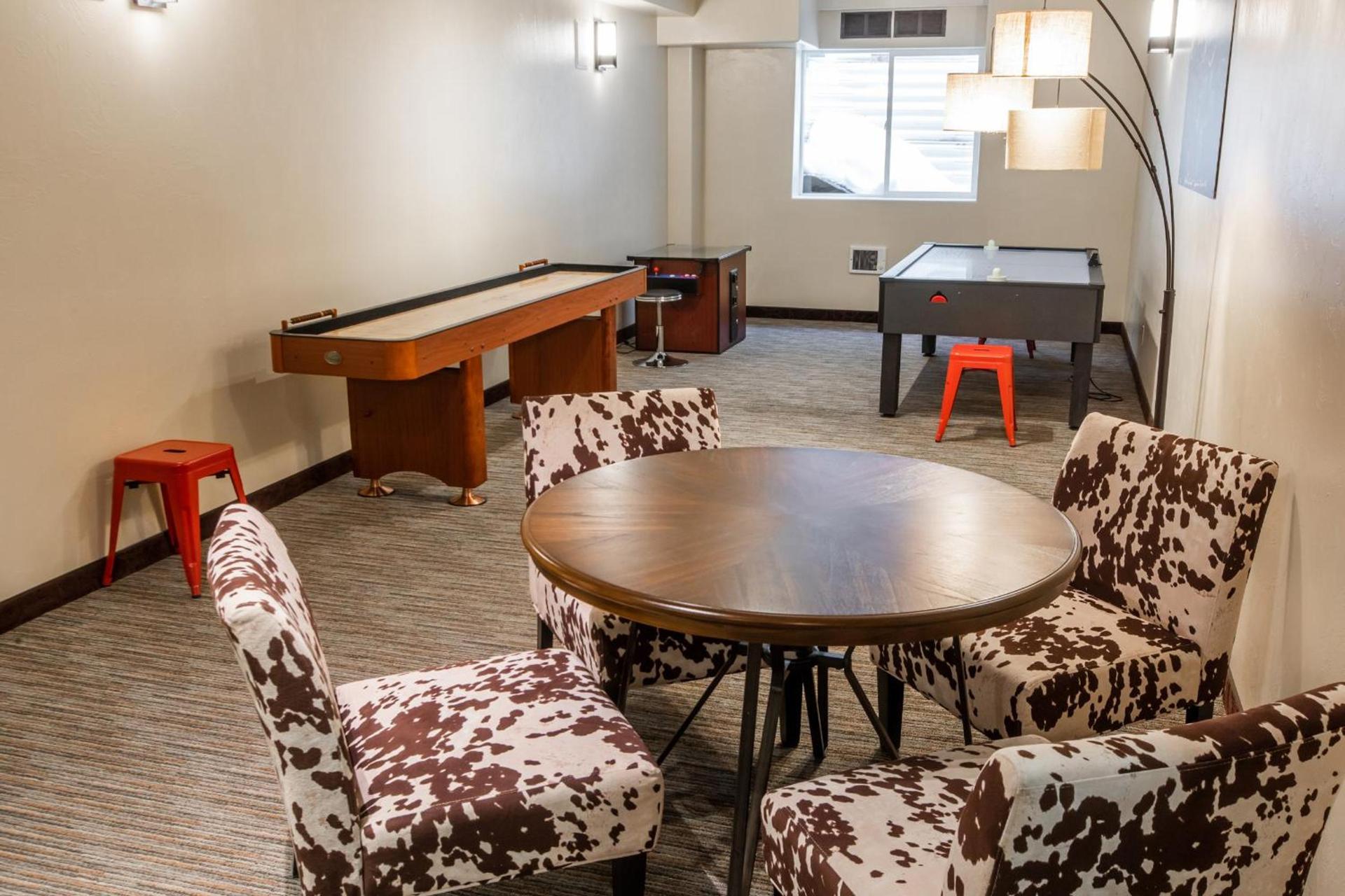 Yellowstone Park Hotel photo 8