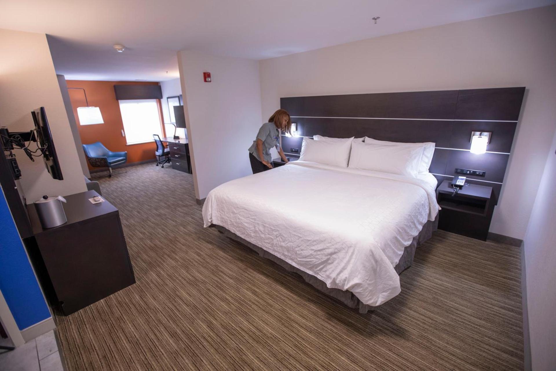 Holiday Inn Express & Suites Locust Grove by IHG photo 3