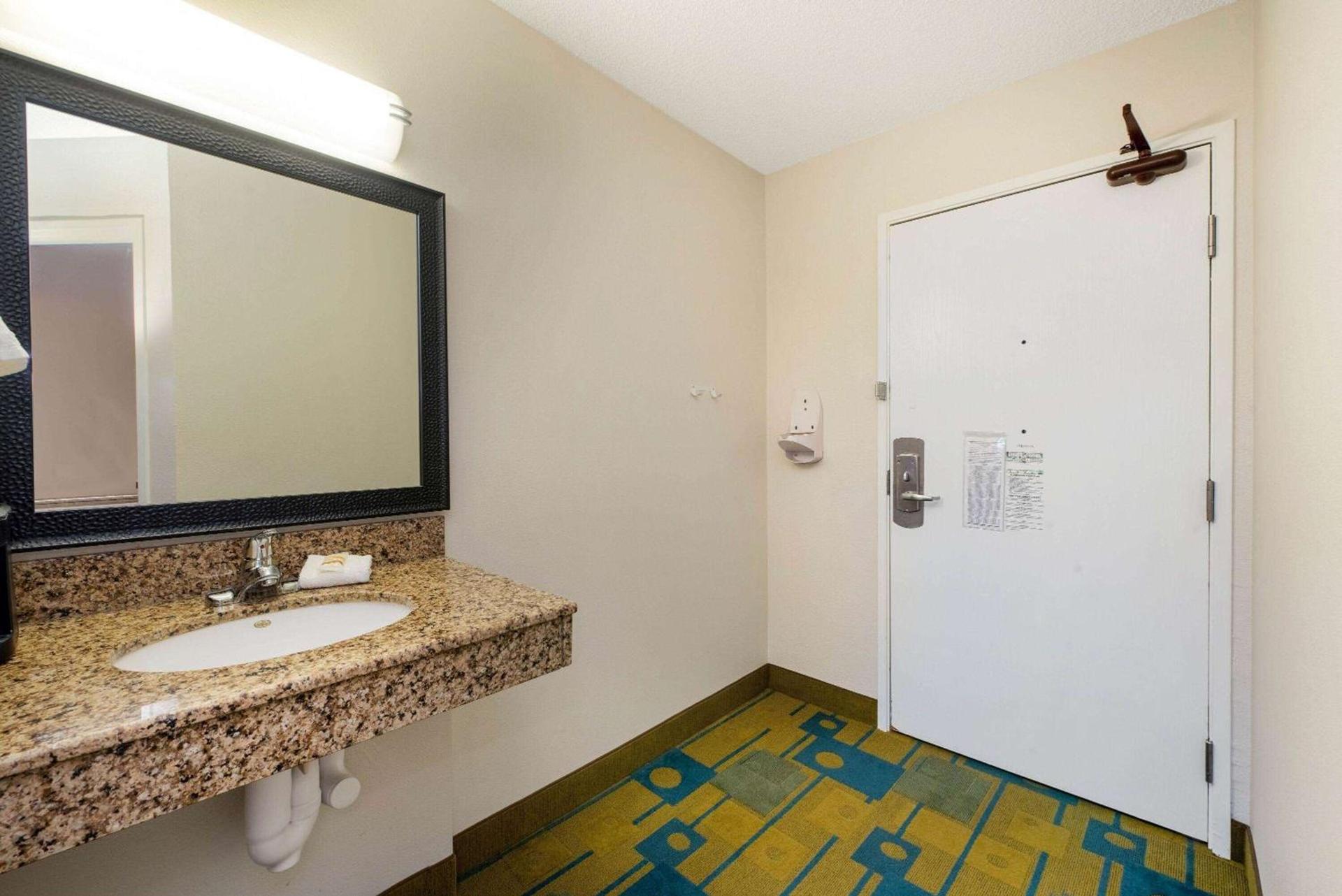 La Quinta by Wyndham Mansfield OH photo 25