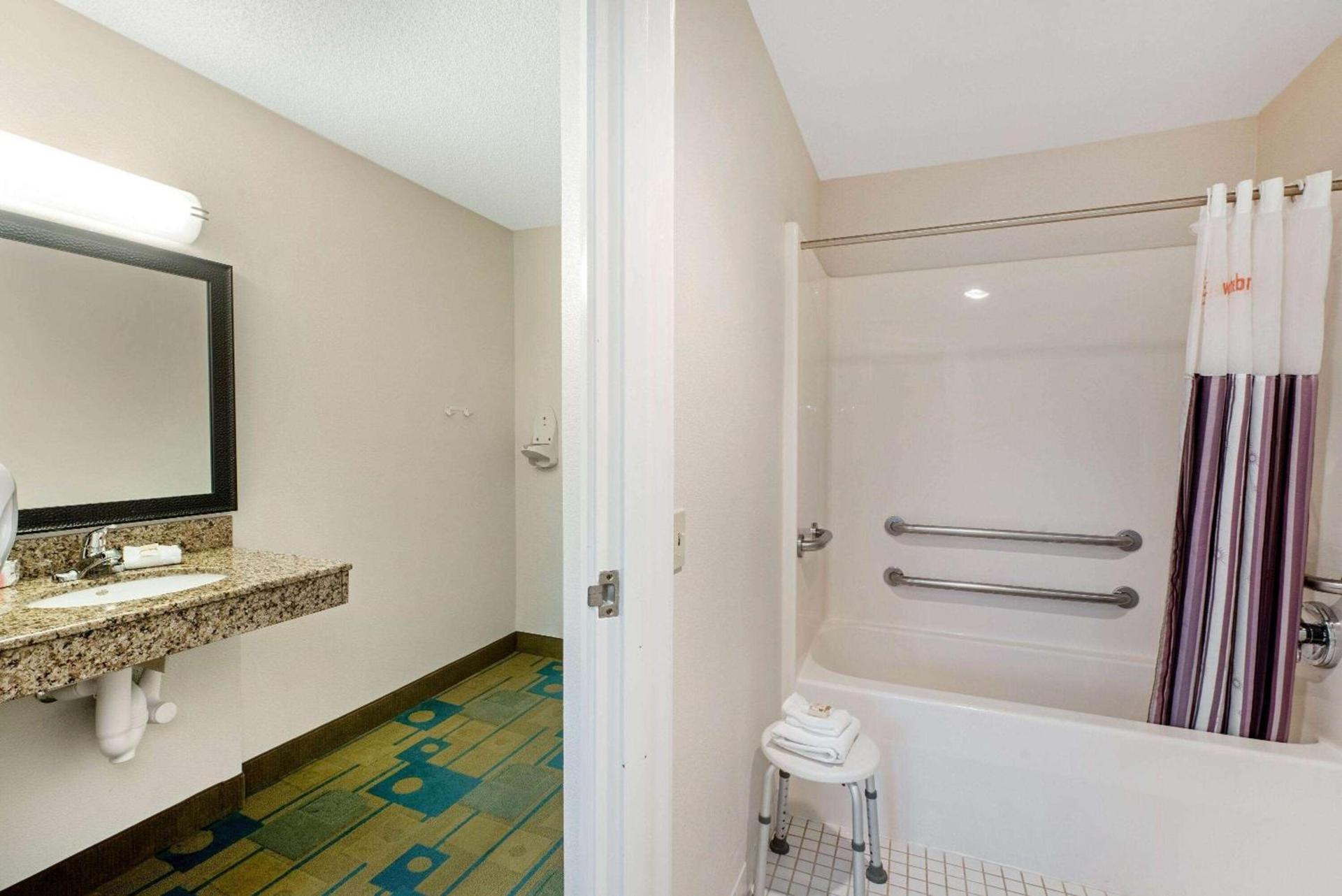 La Quinta by Wyndham Mansfield OH photo 26
