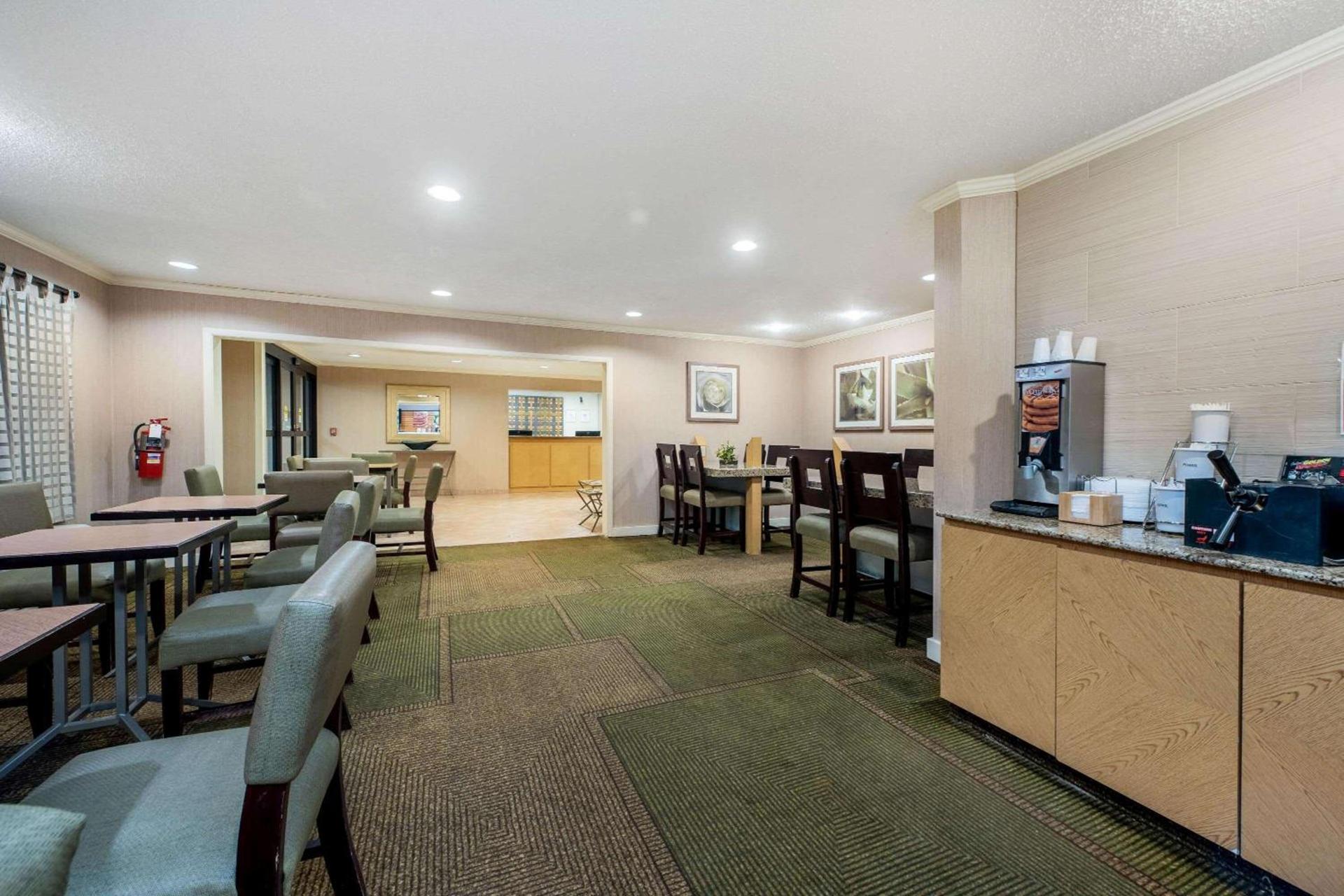 La Quinta by Wyndham Mansfield OH photo 44
