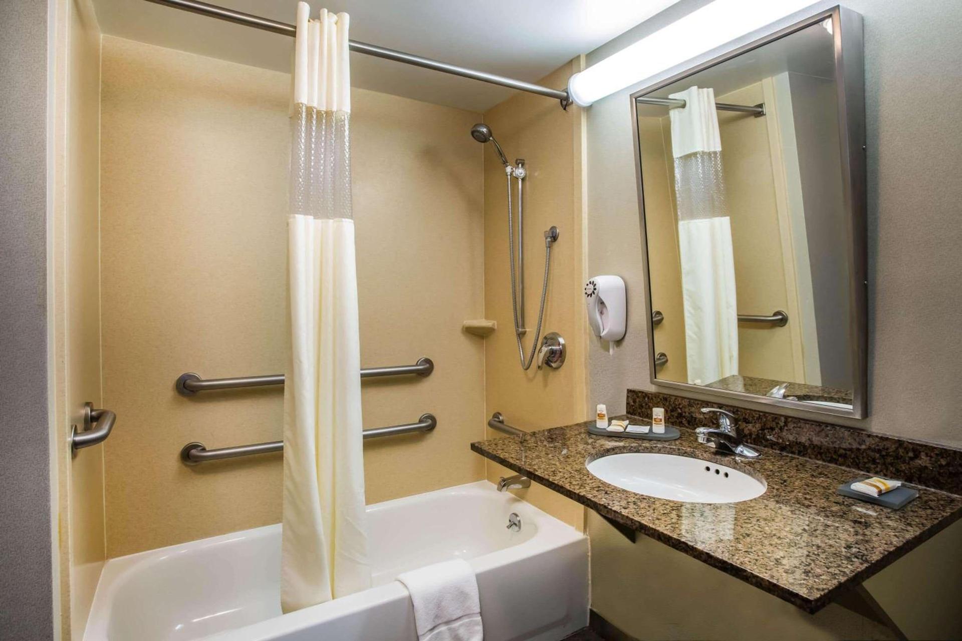 La Quinta by Wyndham Islip - MacArthur Airport photo 10