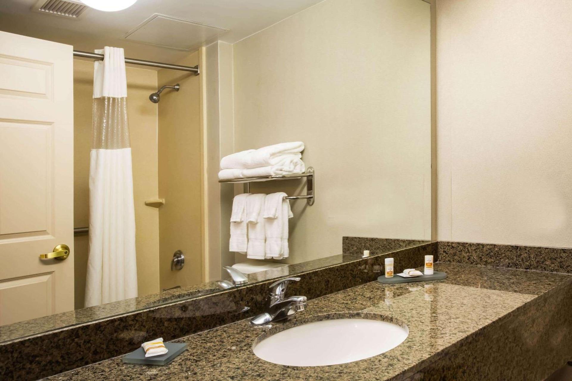 La Quinta by Wyndham Islip - MacArthur Airport photo 16