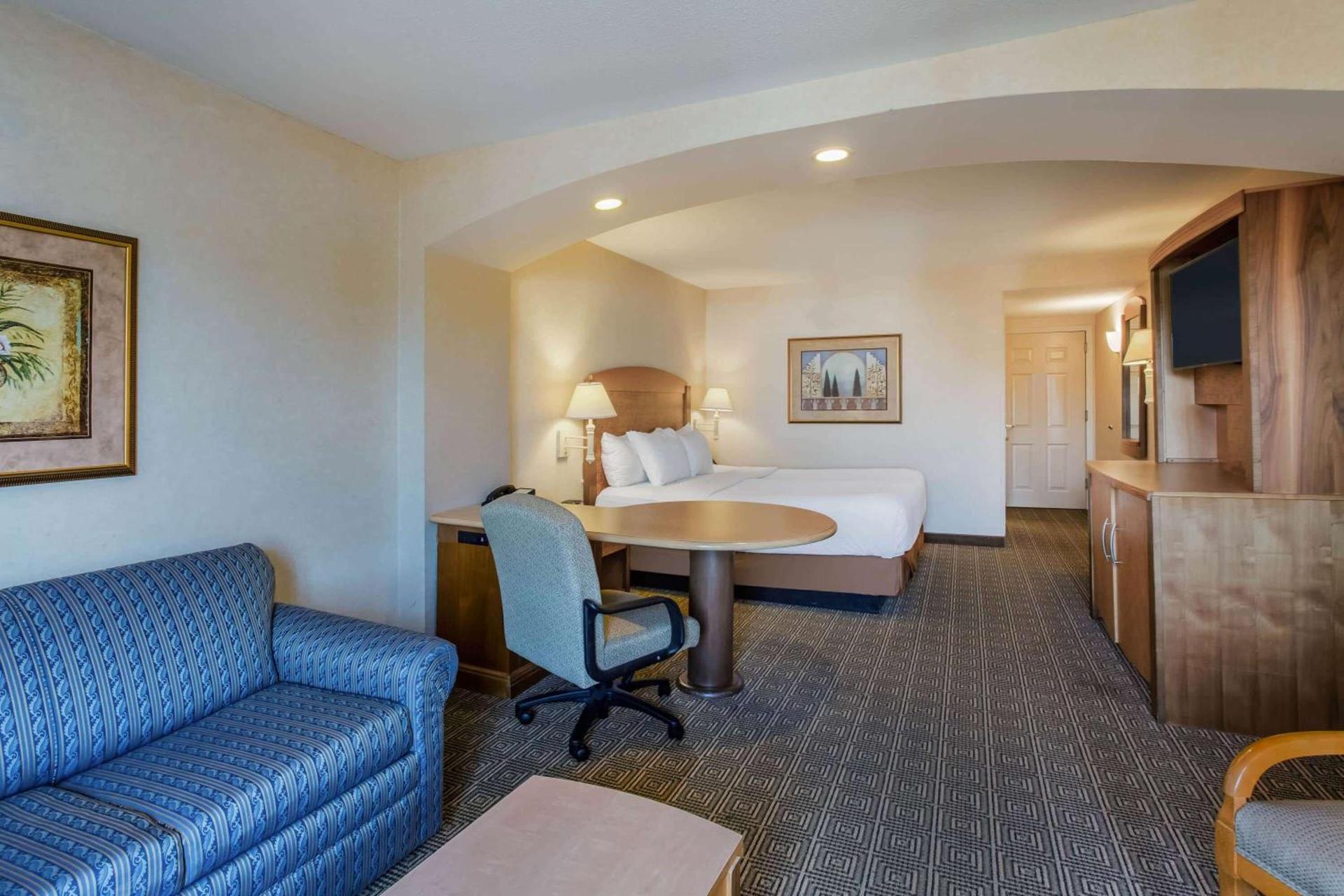La Quinta by Wyndham Islip - MacArthur Airport photo 20