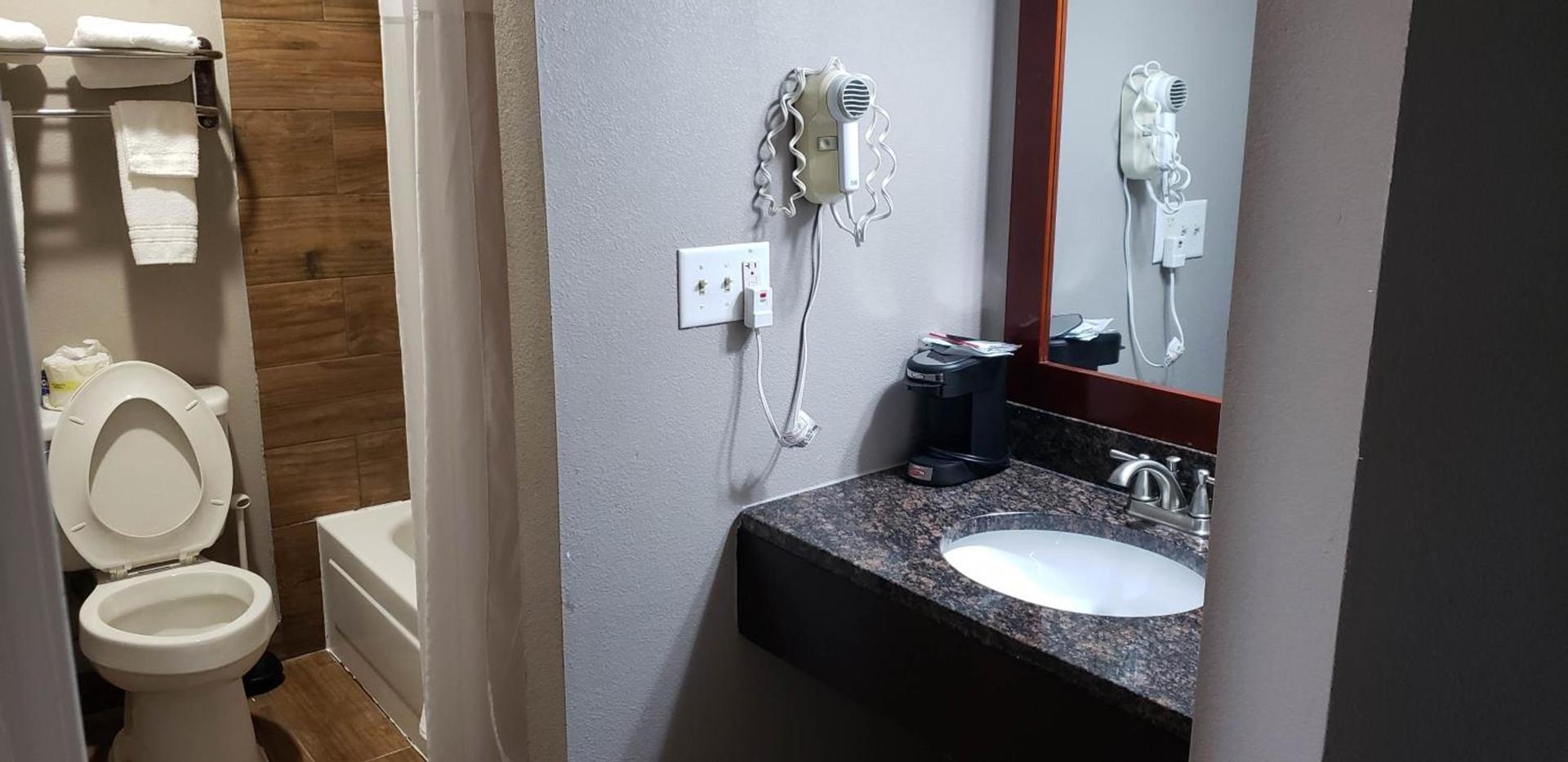 Days Inn by Wyndham West Des Moines - Clive photo 25