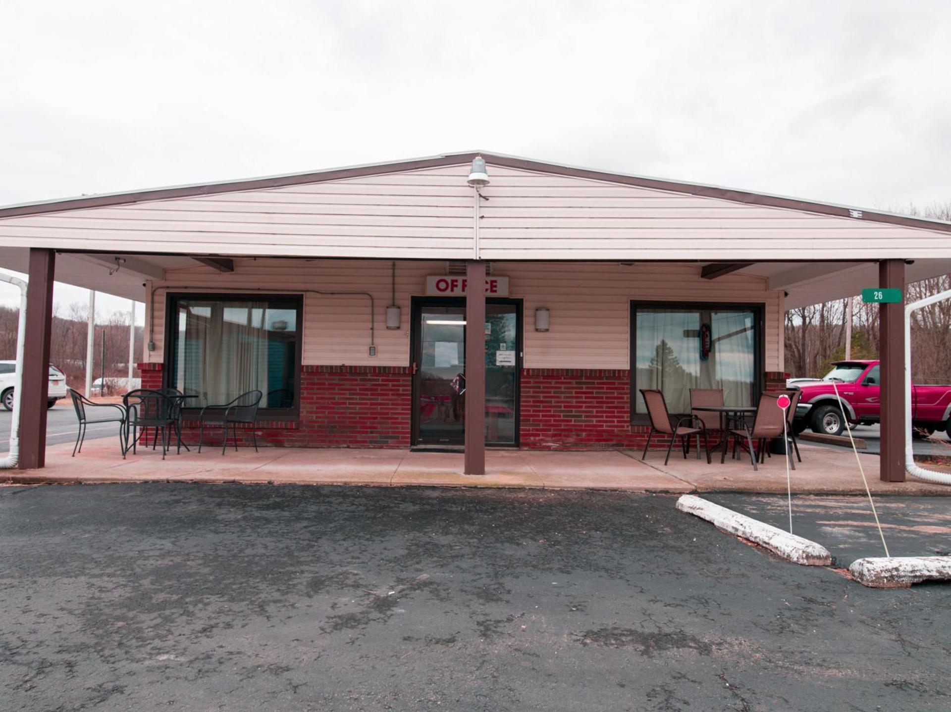 OYO Hotel Dalton PA I-81 photo 22