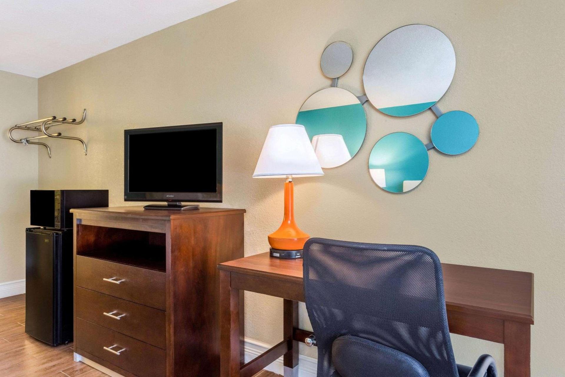 Howard Johnson by Wyndham Lakeland photo 21