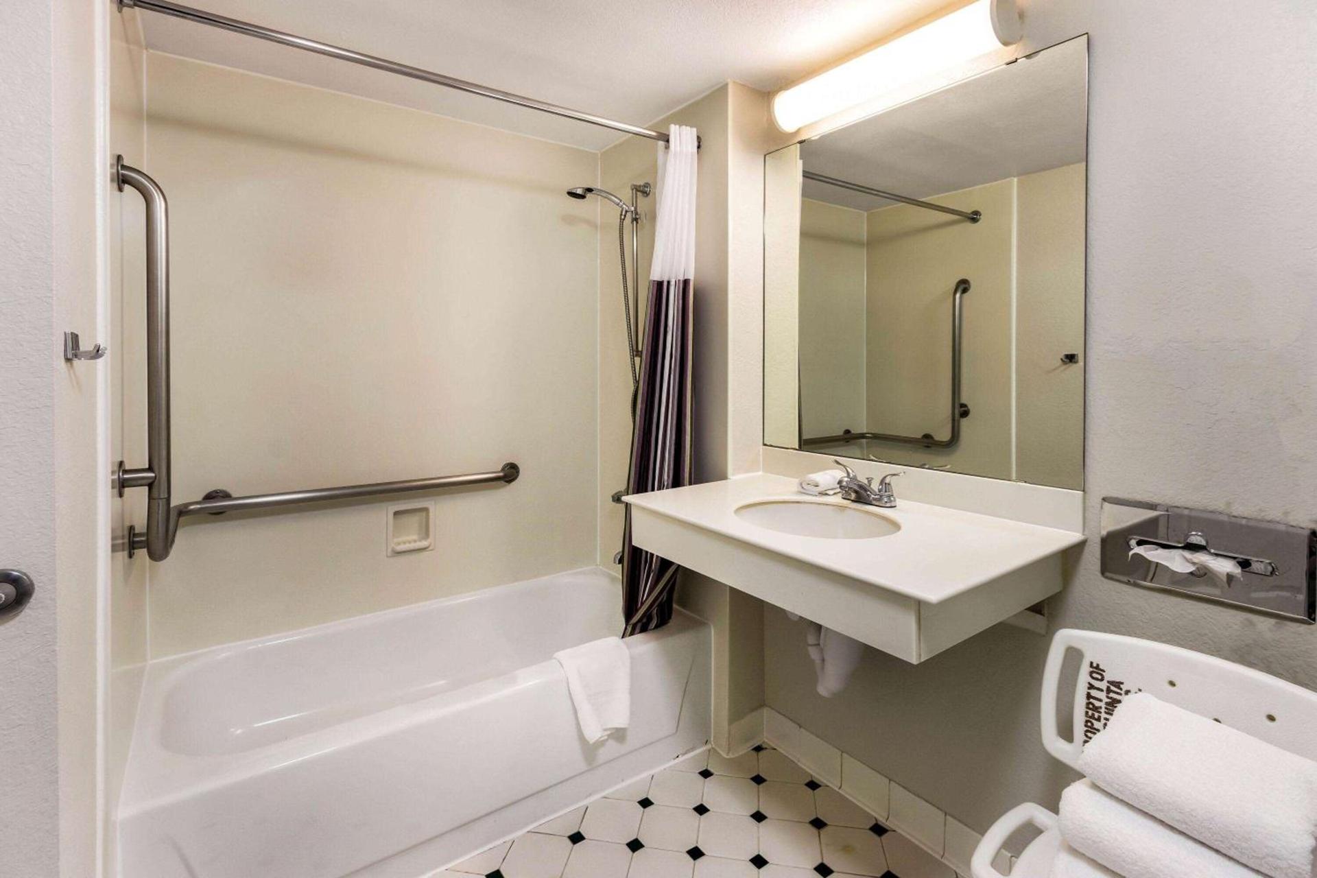 La Quinta Inn by Wyndham Albuquerque Northeast photo 18
