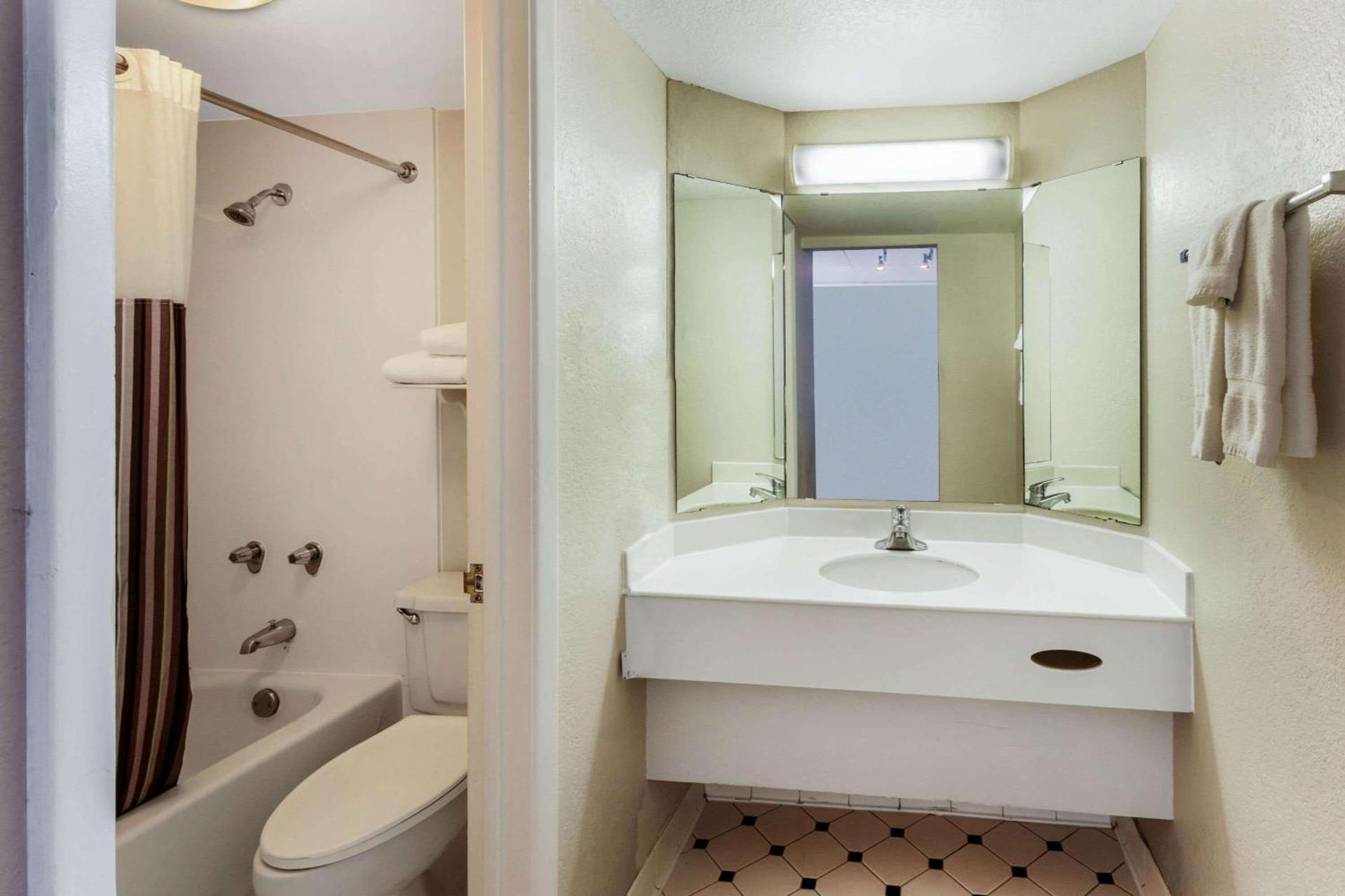 La Quinta Inn by Wyndham Albuquerque Northeast photo 20