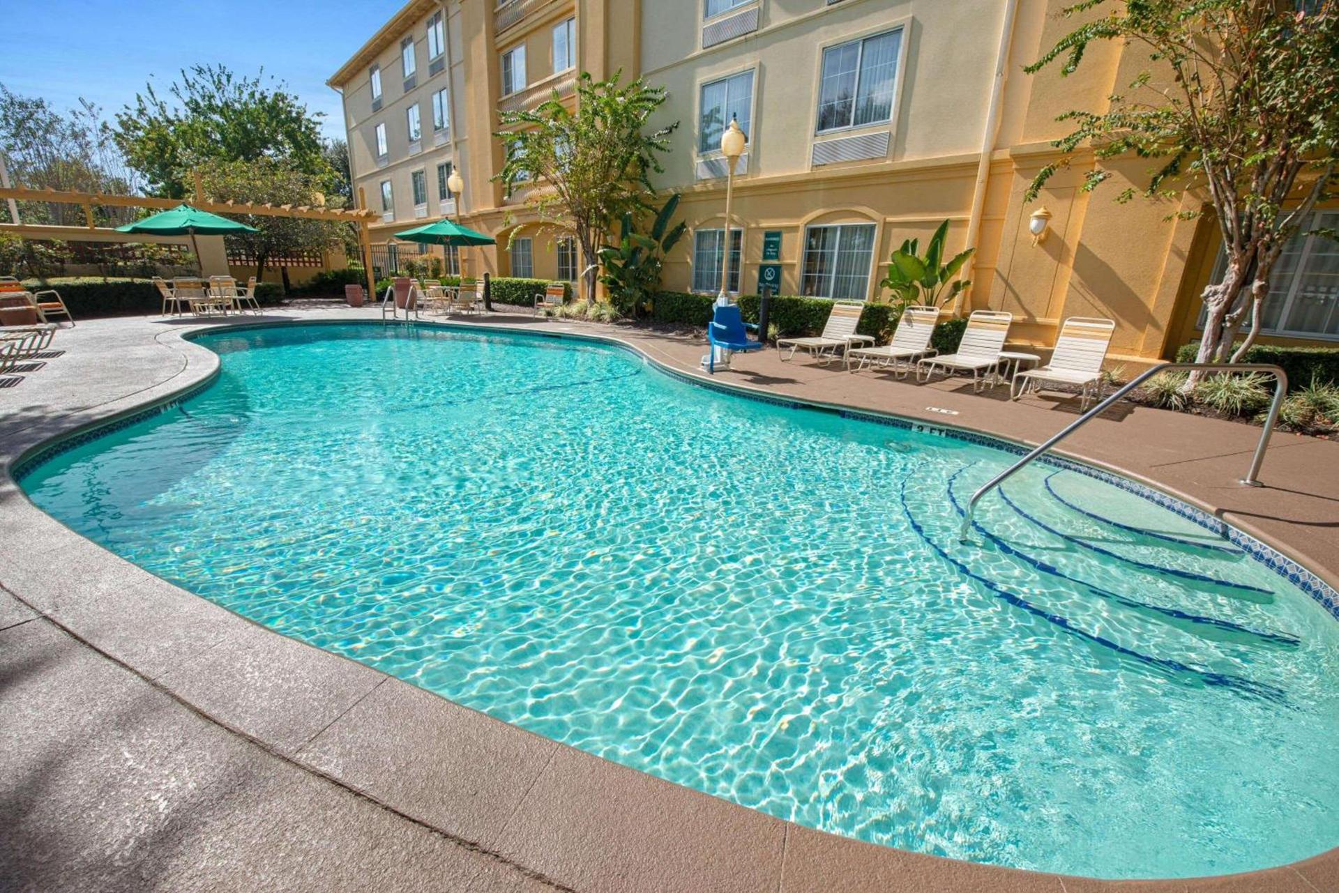 La Quinta by Wyndham USF (Near Busch Gardens) photo 12