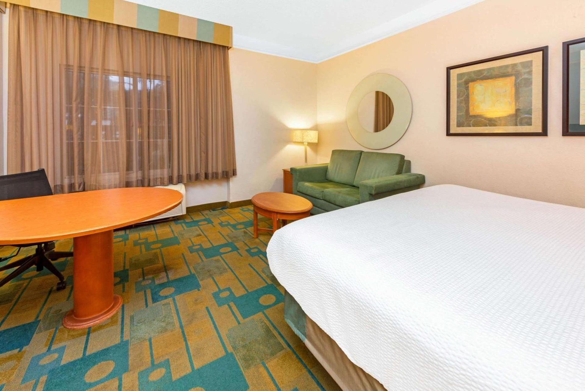 La Quinta by Wyndham USF (Near Busch Gardens) photo 25