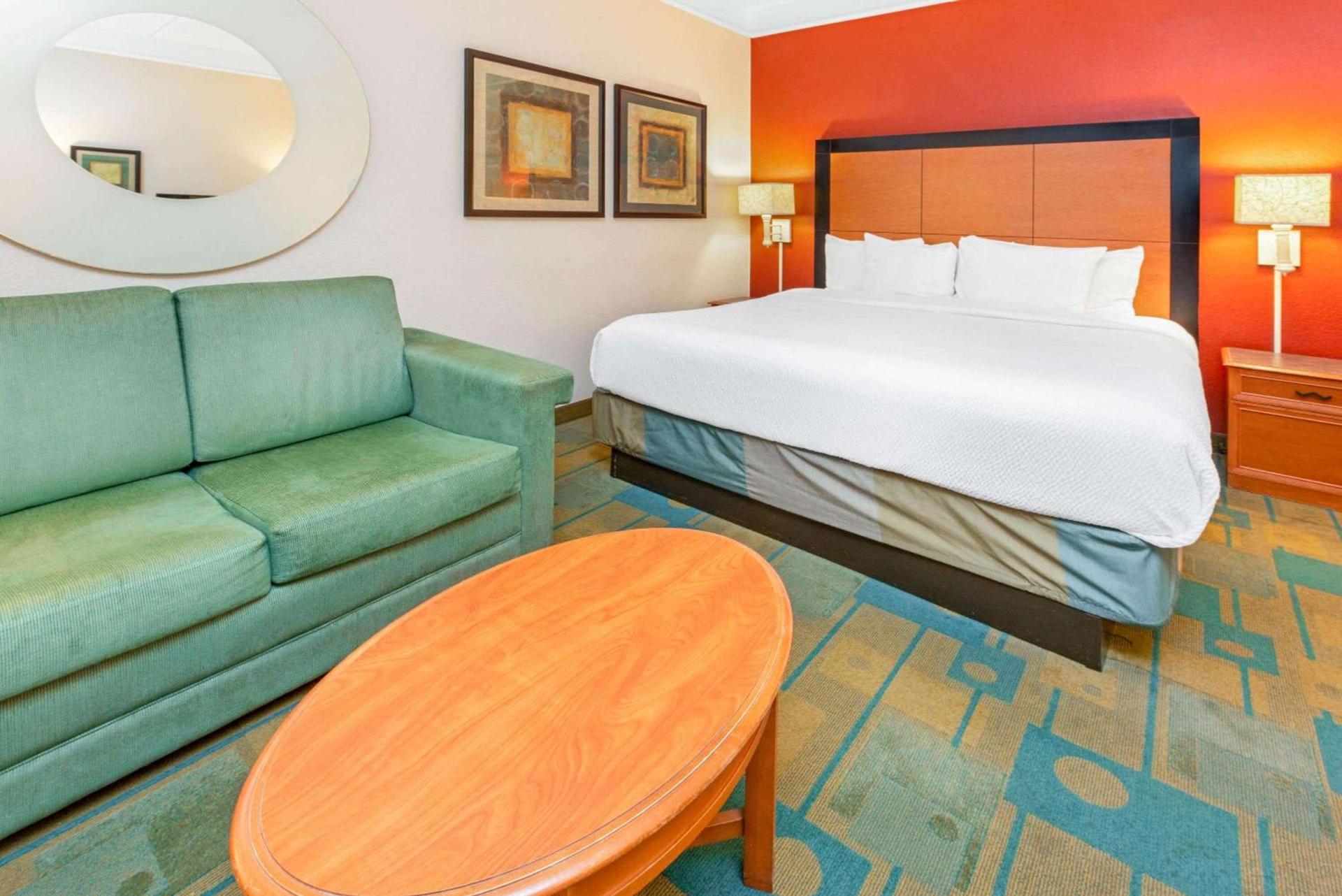 La Quinta by Wyndham USF (Near Busch Gardens) photo 24