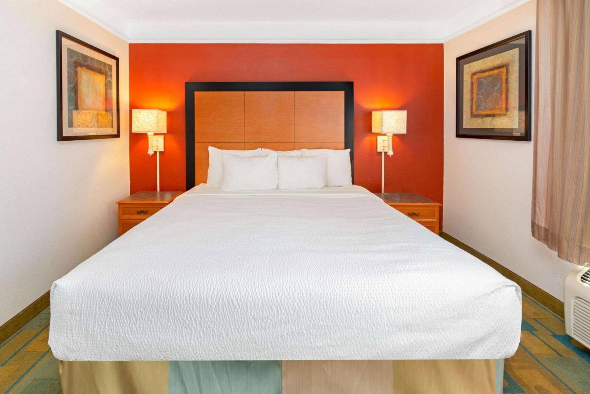 La Quinta by Wyndham USF (Near Busch Gardens) photo 37