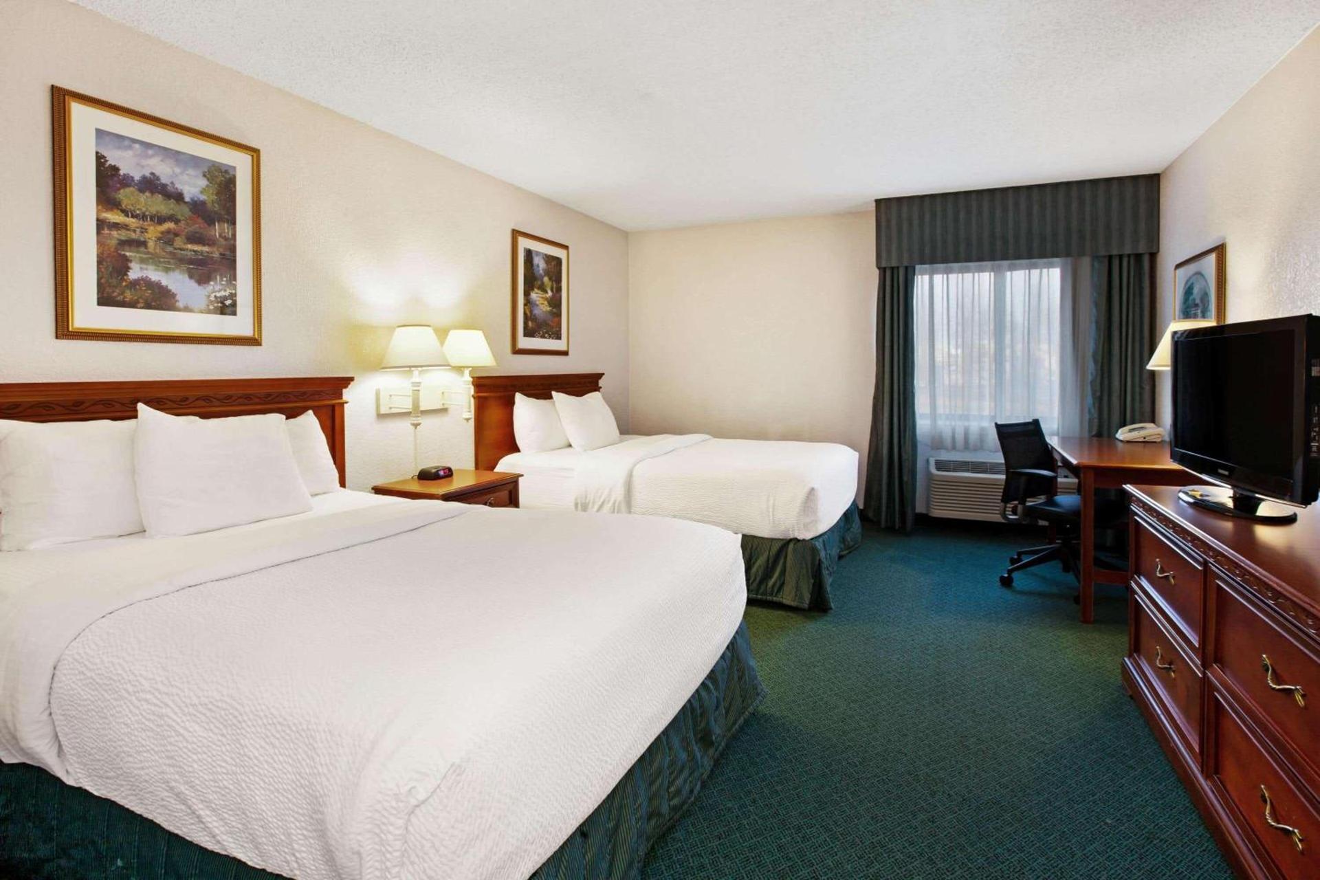 La Quinta Inn by Wyndham Detroit Canton photo 9