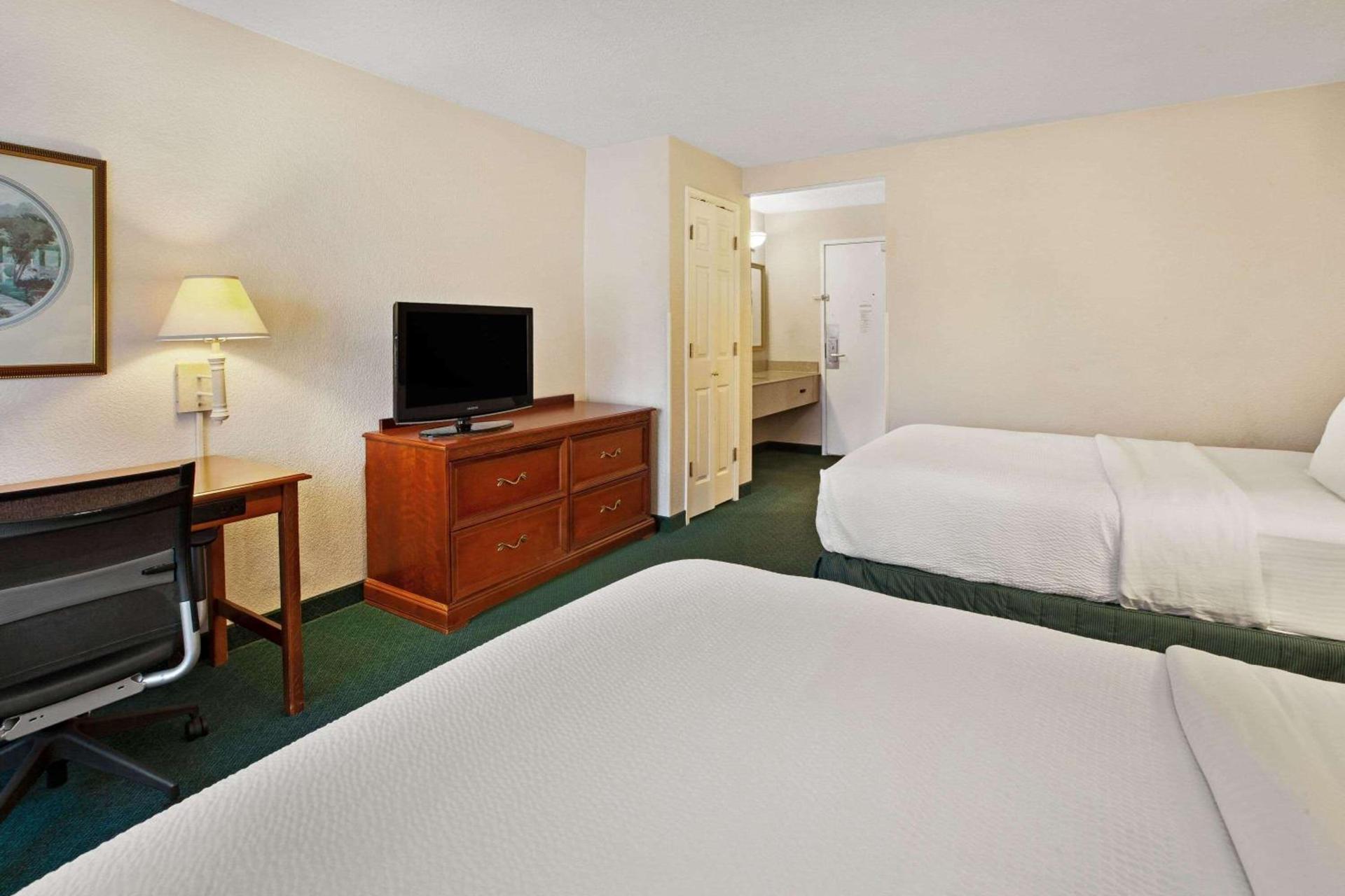 La Quinta Inn by Wyndham Detroit Canton photo 10