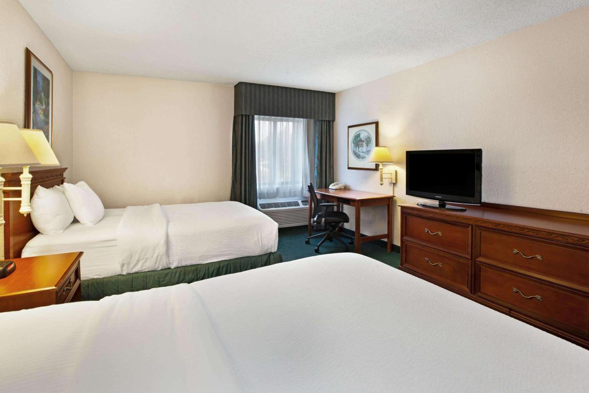 La Quinta Inn by Wyndham Detroit Canton photo 11