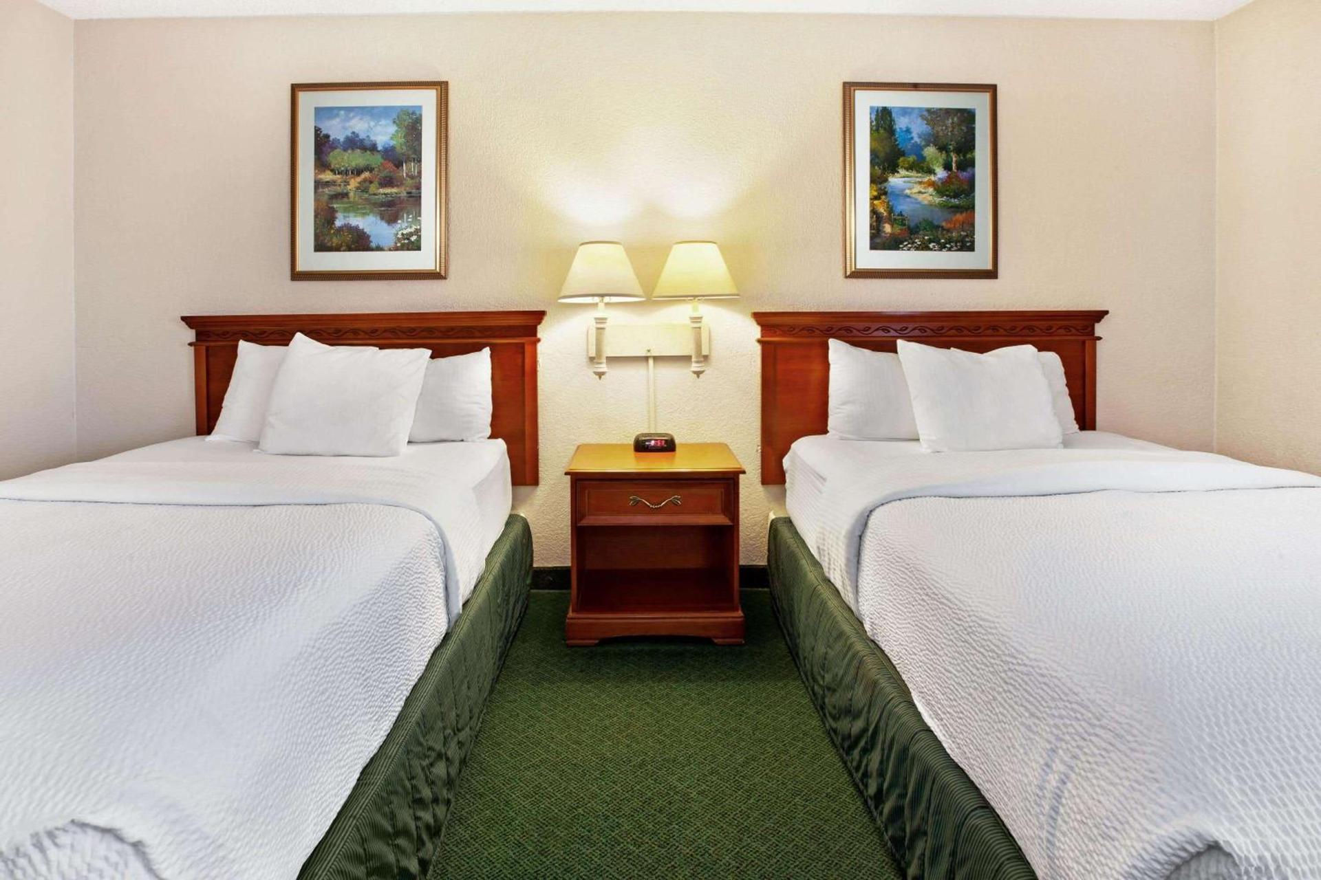 La Quinta Inn by Wyndham Detroit Canton photo 12