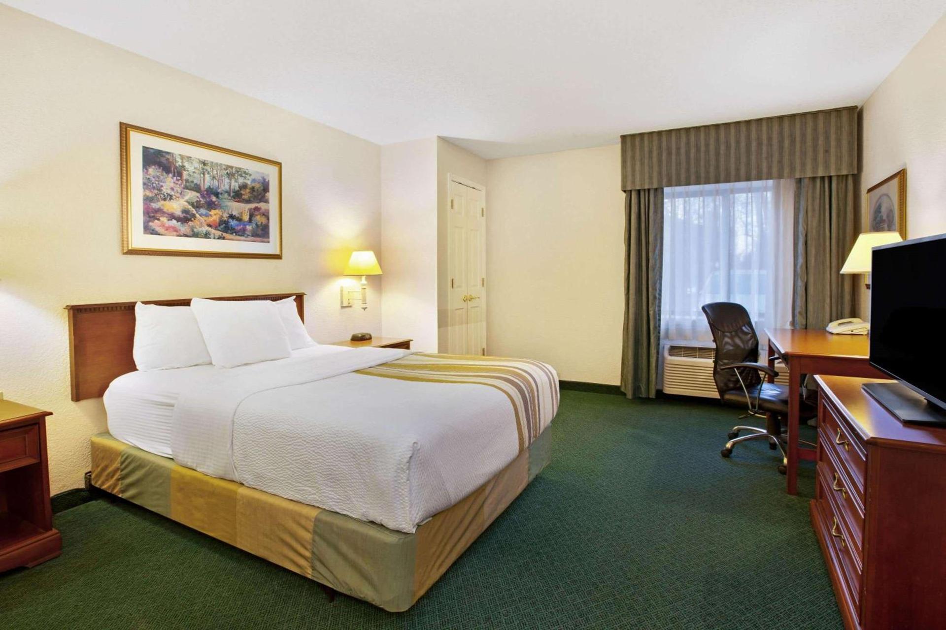 La Quinta Inn by Wyndham Detroit Canton photo 13