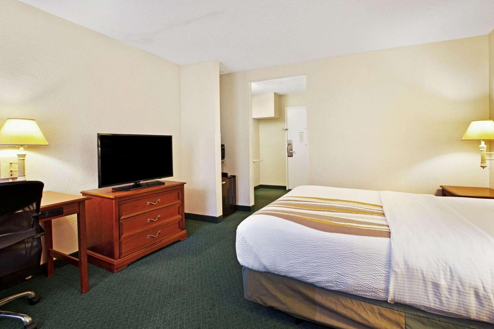 La Quinta Inn by Wyndham Detroit Canton photo 14