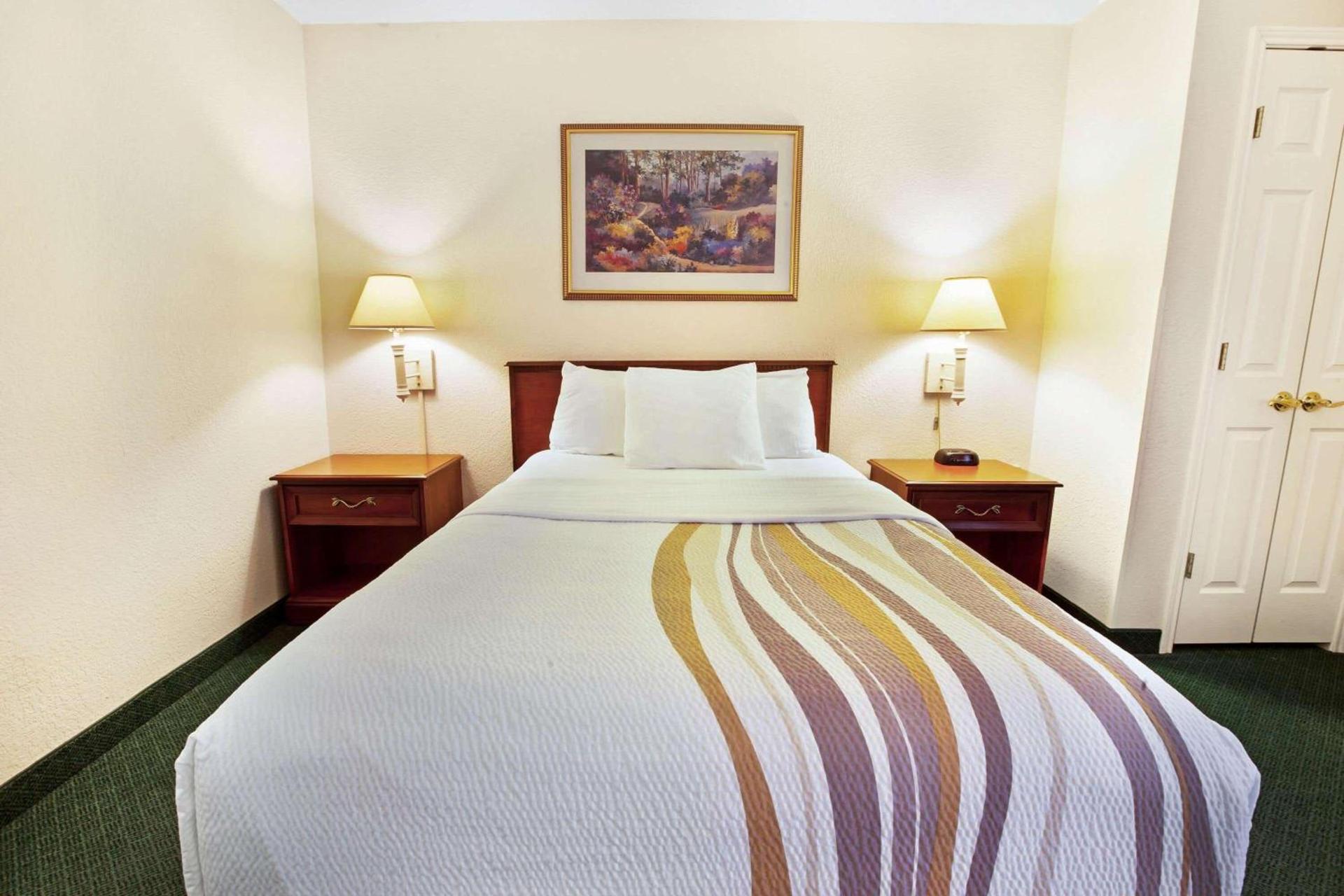 La Quinta Inn by Wyndham Detroit Canton photo 16