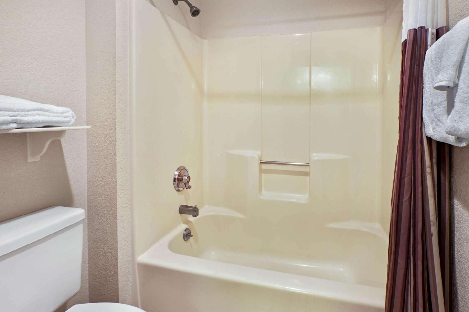 La Quinta Inn by Wyndham Detroit Canton photo 19