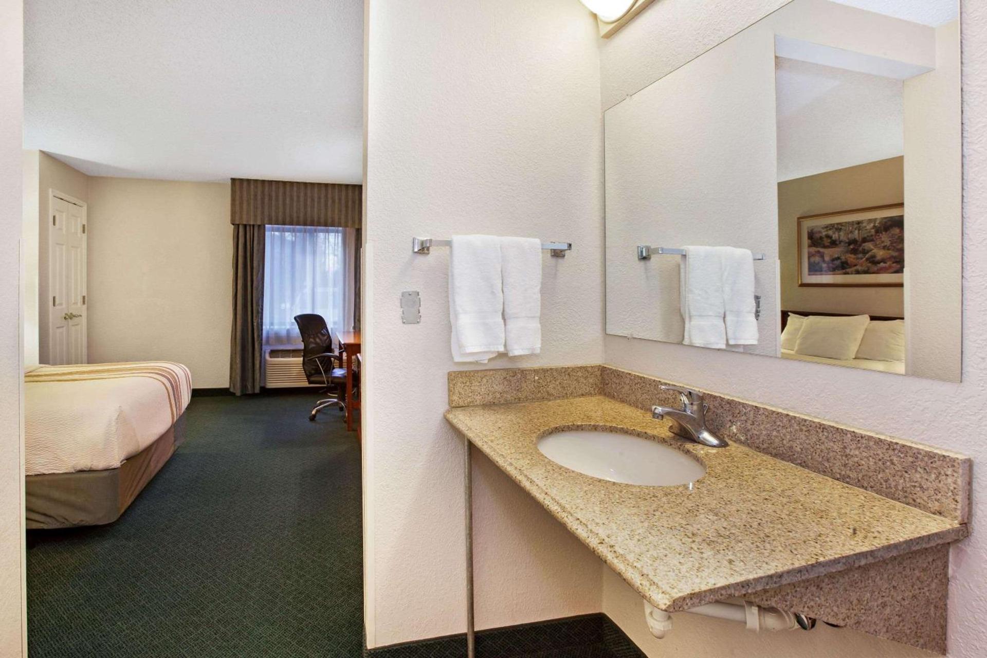 La Quinta Inn by Wyndham Detroit Canton photo 20