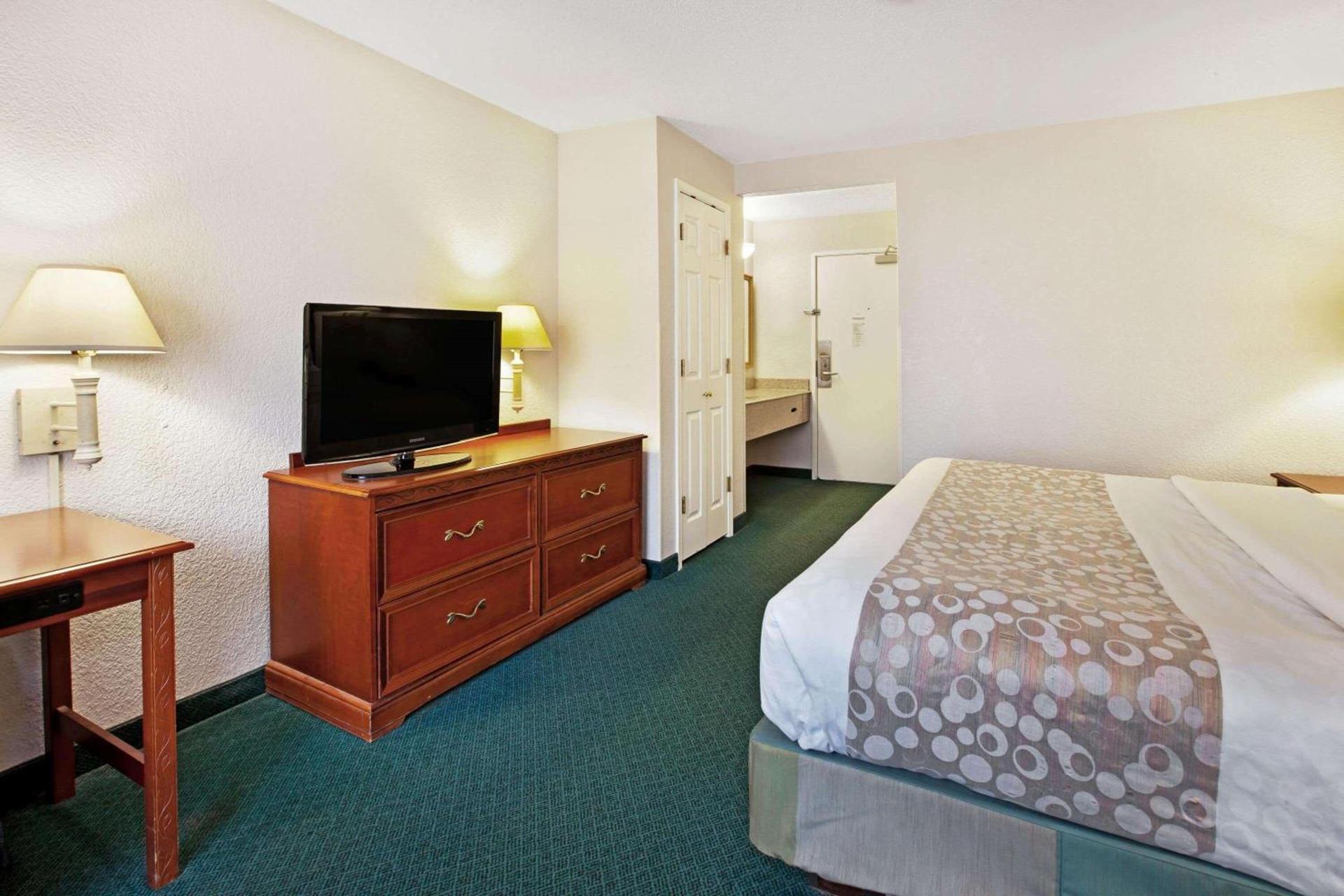 La Quinta Inn by Wyndham Detroit Canton photo 21