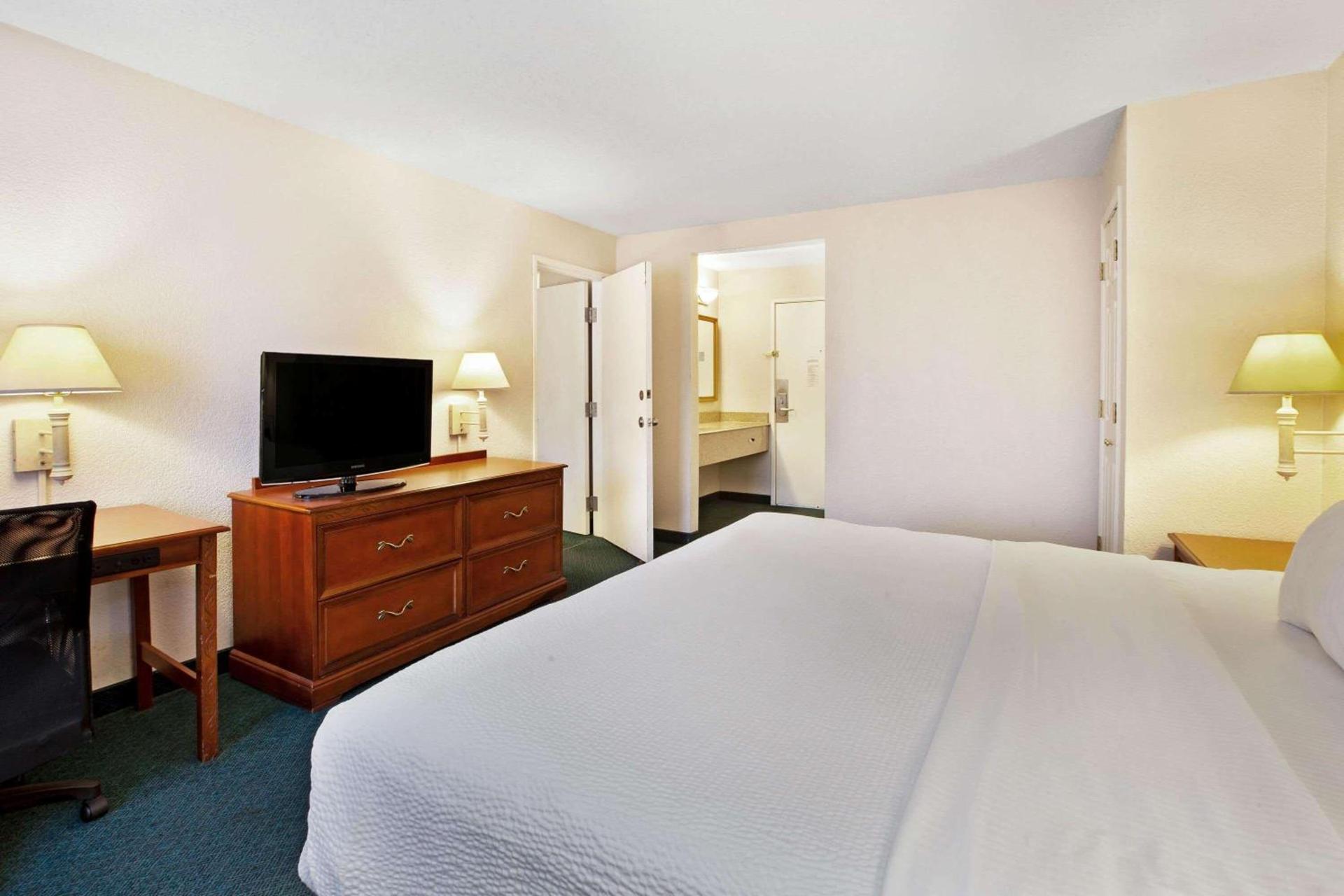 La Quinta Inn by Wyndham Detroit Canton photo 22