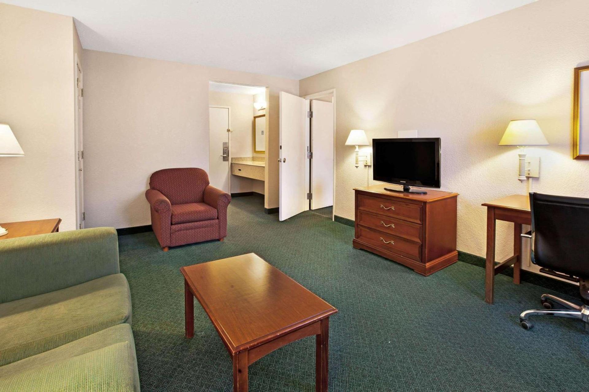 La Quinta Inn by Wyndham Detroit Canton photo 24