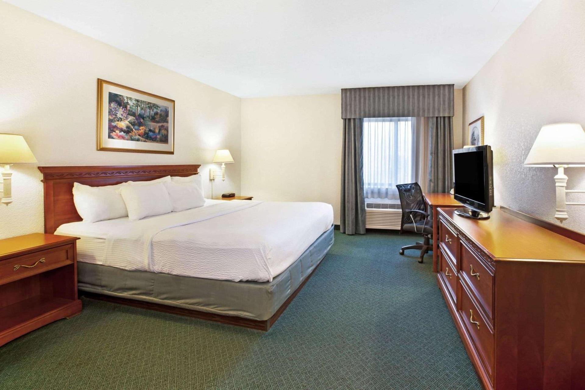 La Quinta Inn by Wyndham Detroit Canton photo 25