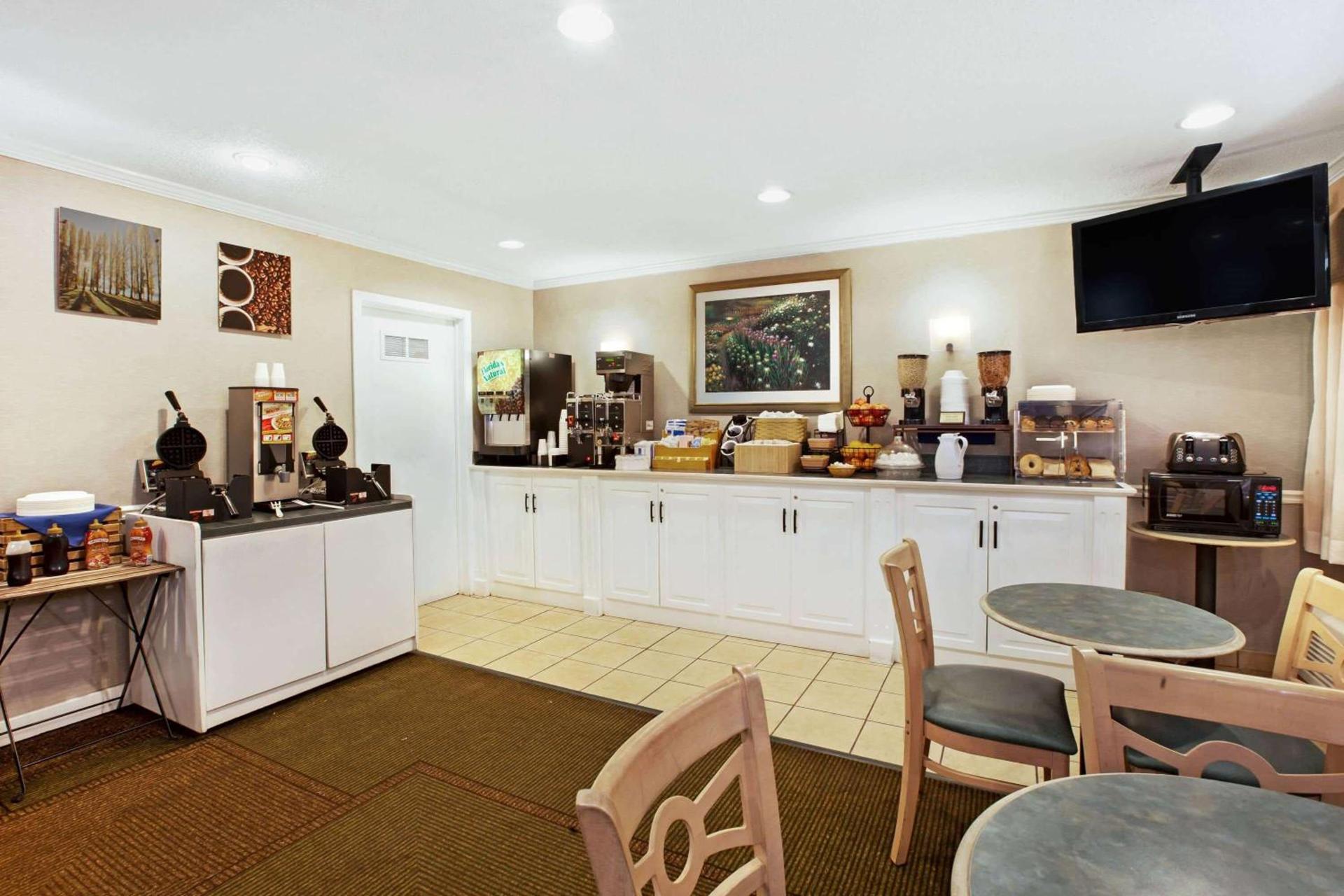 La Quinta Inn by Wyndham Detroit Canton photo 26