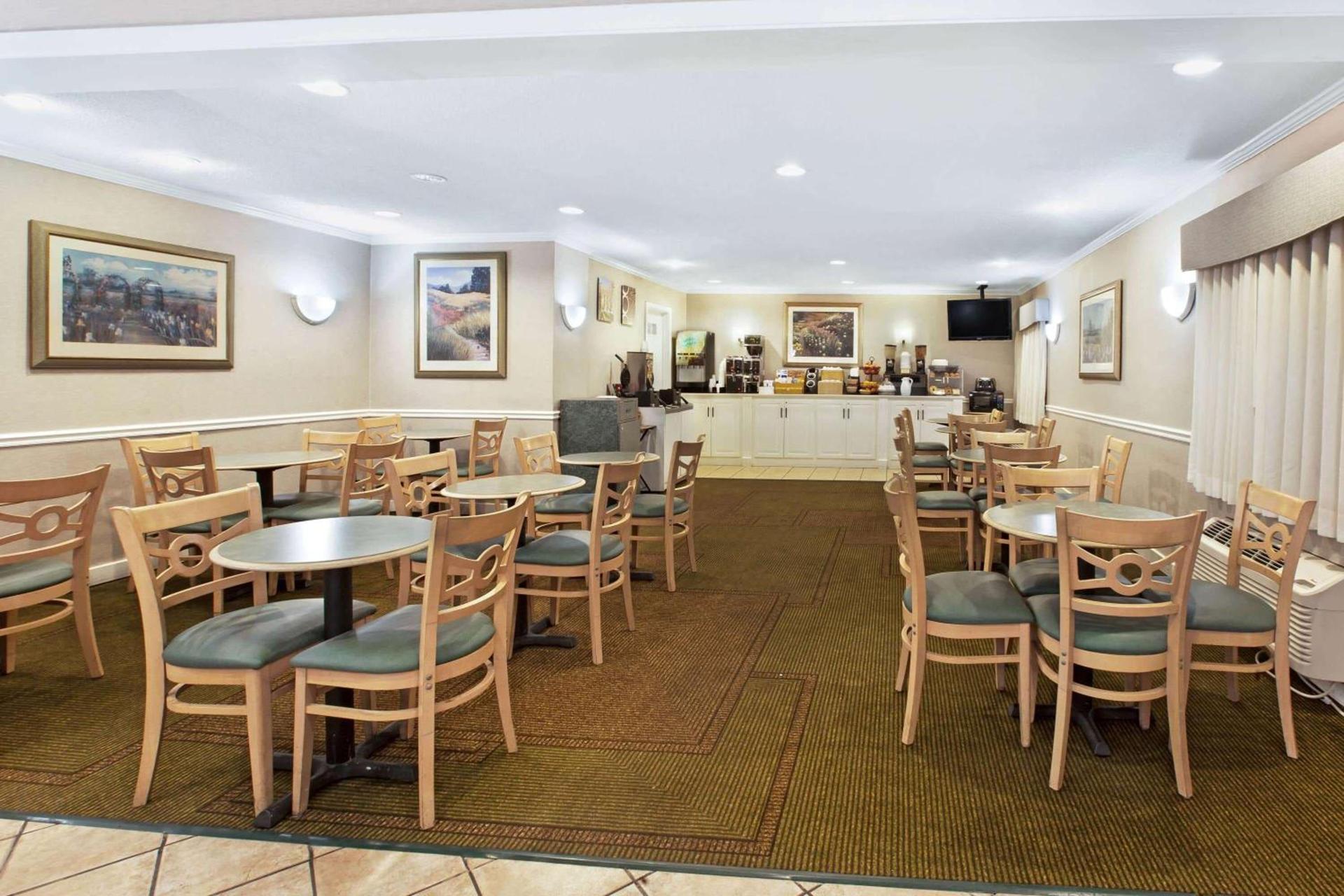 La Quinta Inn by Wyndham Detroit Canton photo 27