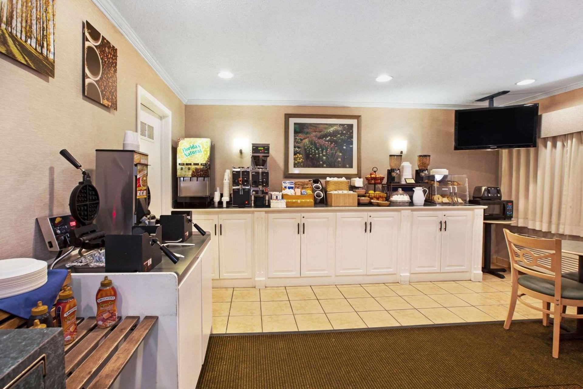 La Quinta Inn by Wyndham Detroit Canton photo 29